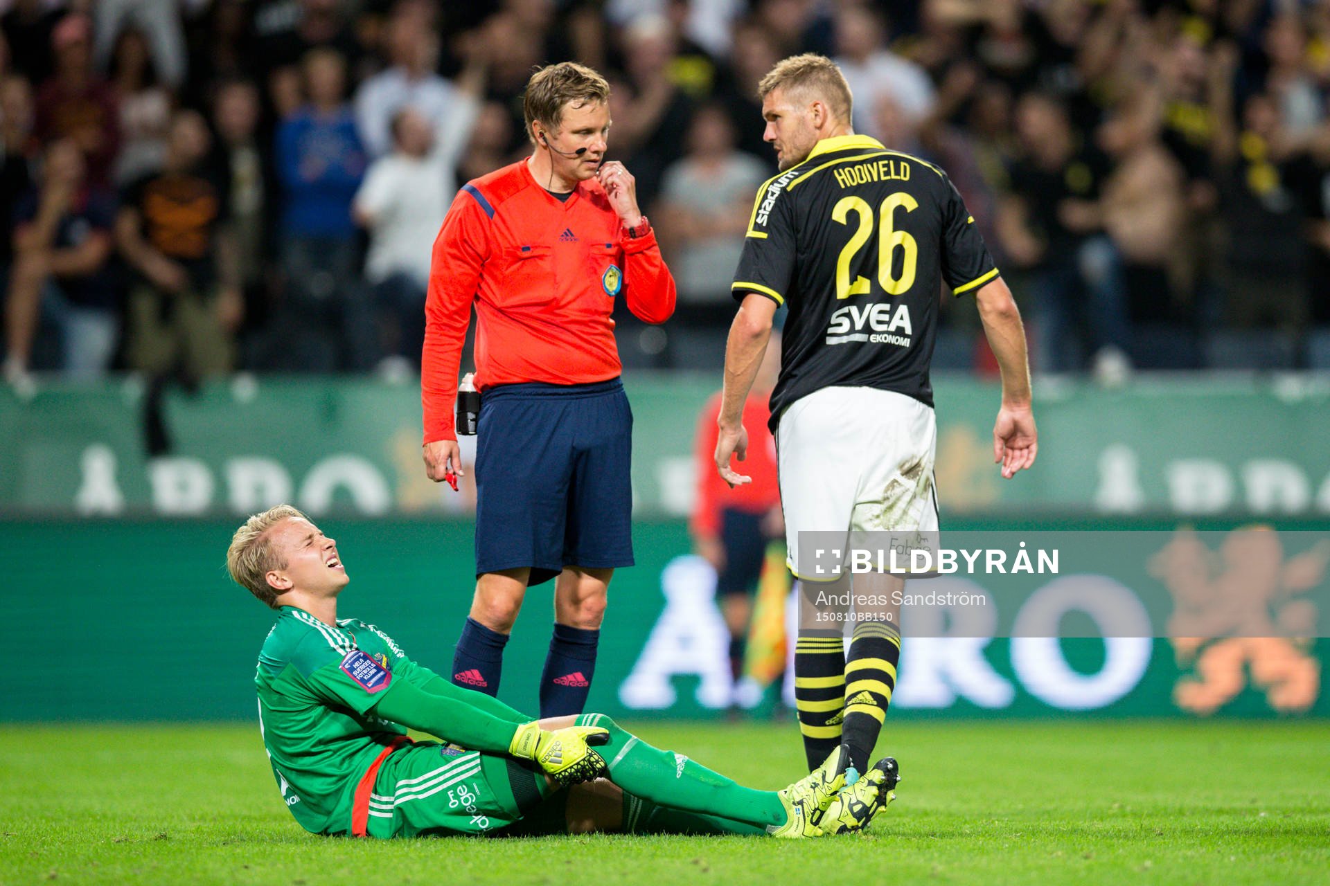 s målvakt Patrik Carlgren grinar illa
