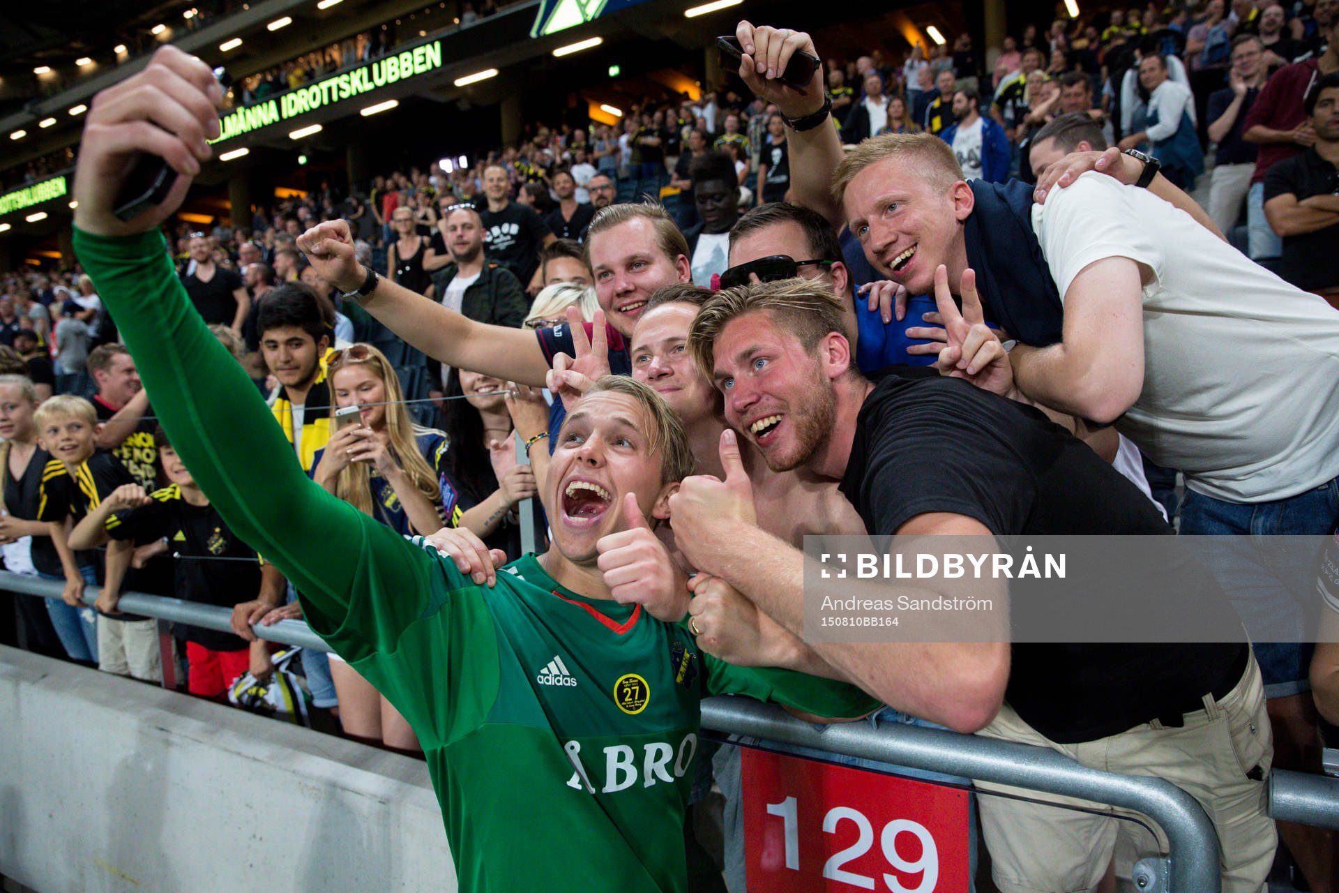 AIK:s målvakt Patrik Carlgren firar med fansen efter fotbollsmatchen i Allsvenskan mellan AIK och Djurgården den 10 augusti 2015 i Stockholm.