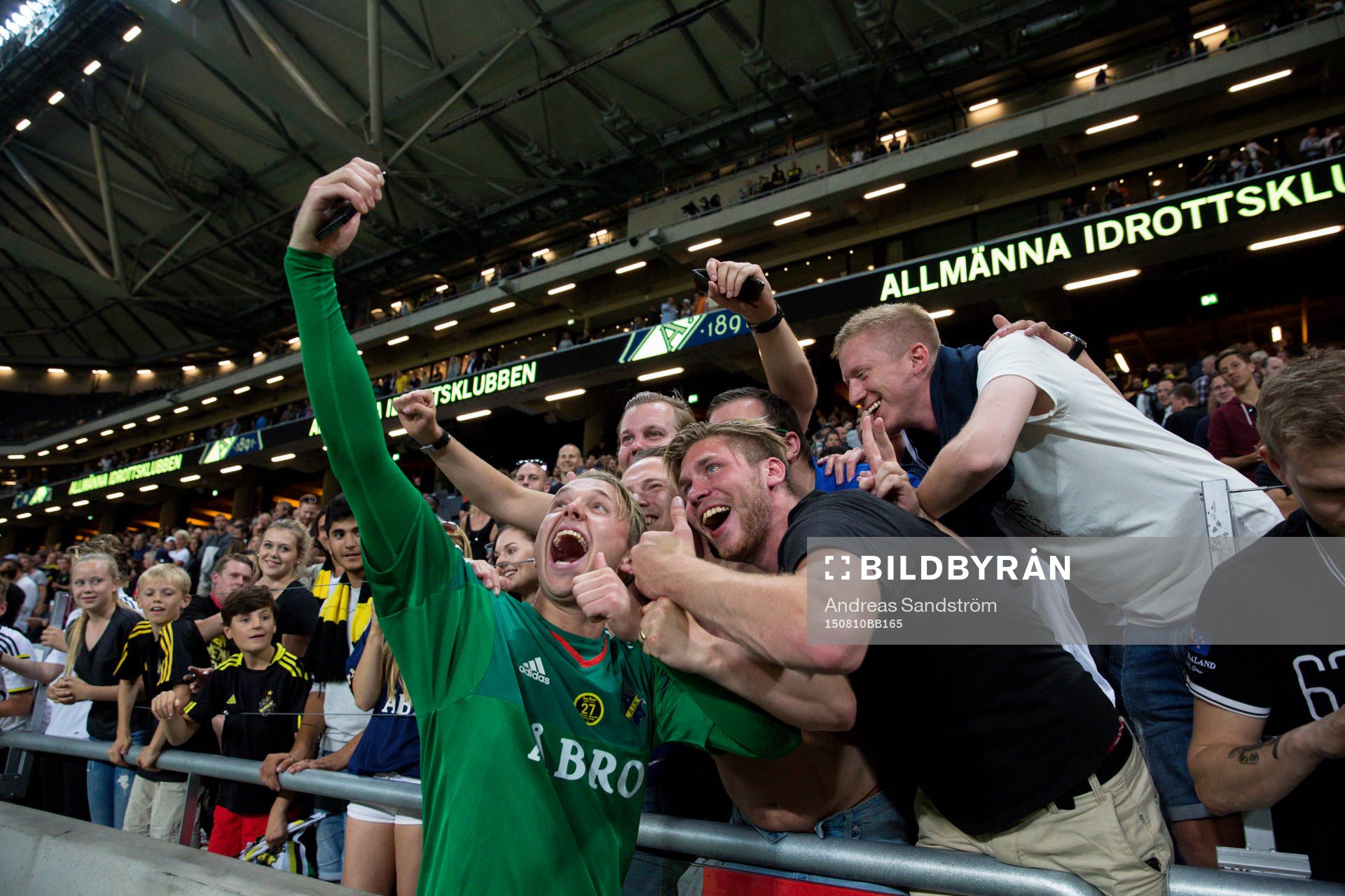AIK:s målvakt Patrik Carlgren firar med fansen efter fotbollsmatchen i Allsvenskan mellan AIK och Djurgården den 10 augusti 2015 i Stockholm.