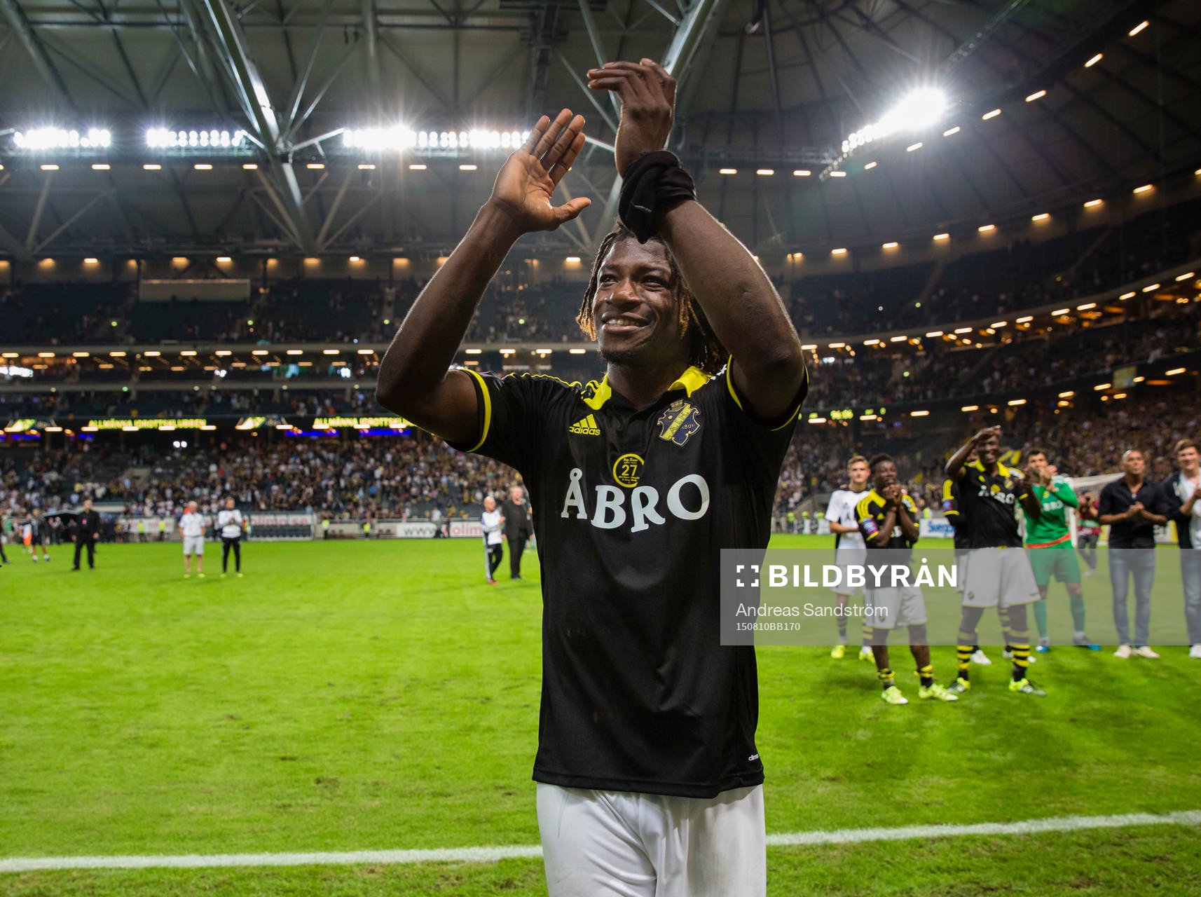 s Mohamed Bangura firar segern med fansen
