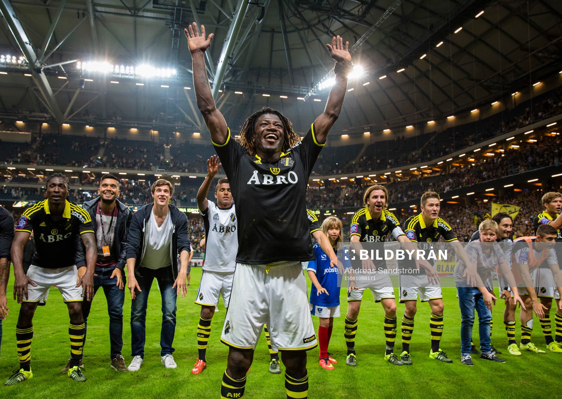 s Mohamed Bangura firar segern med fansen