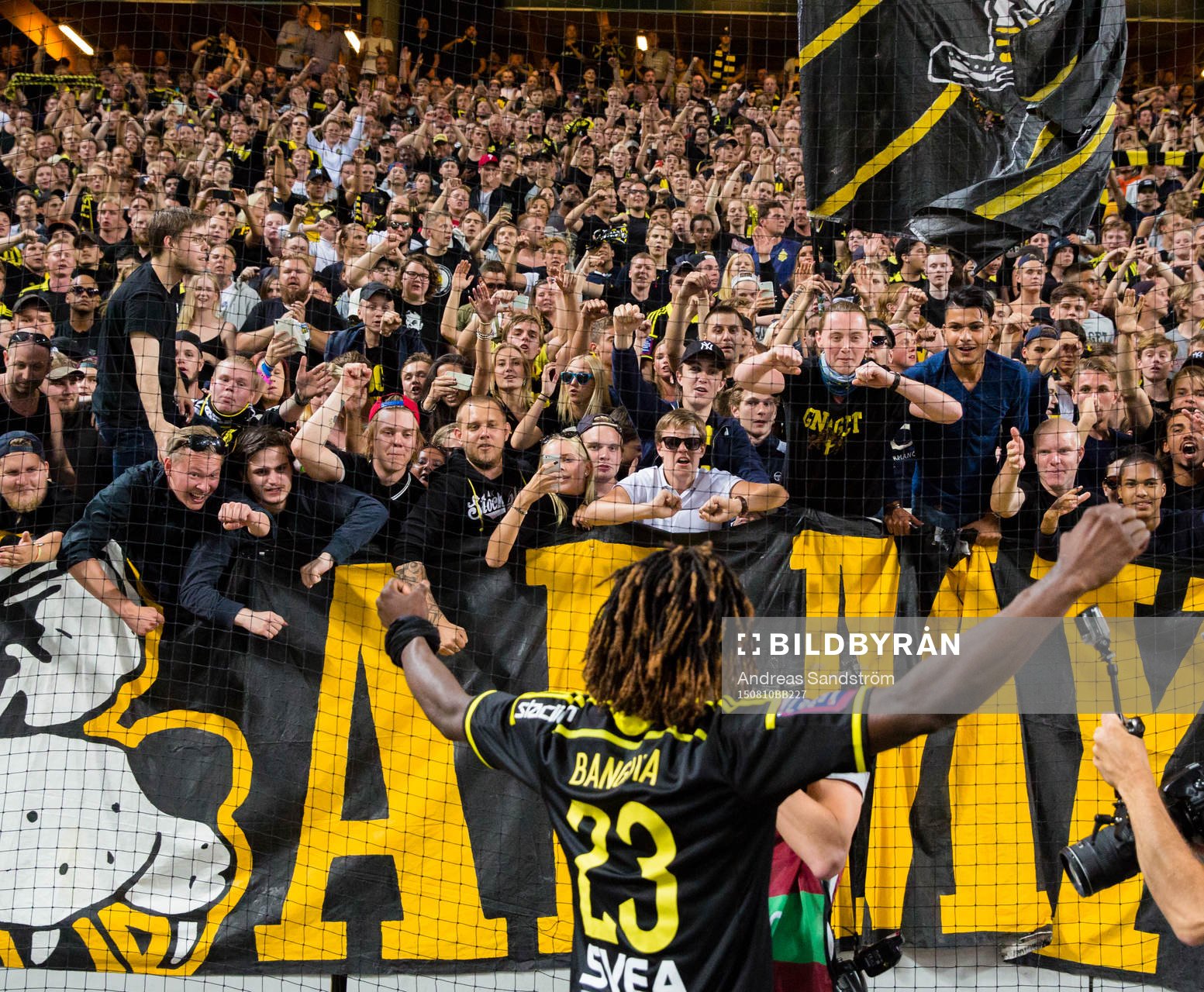 s fans firar segern med målskytten Mohamed Bangura
