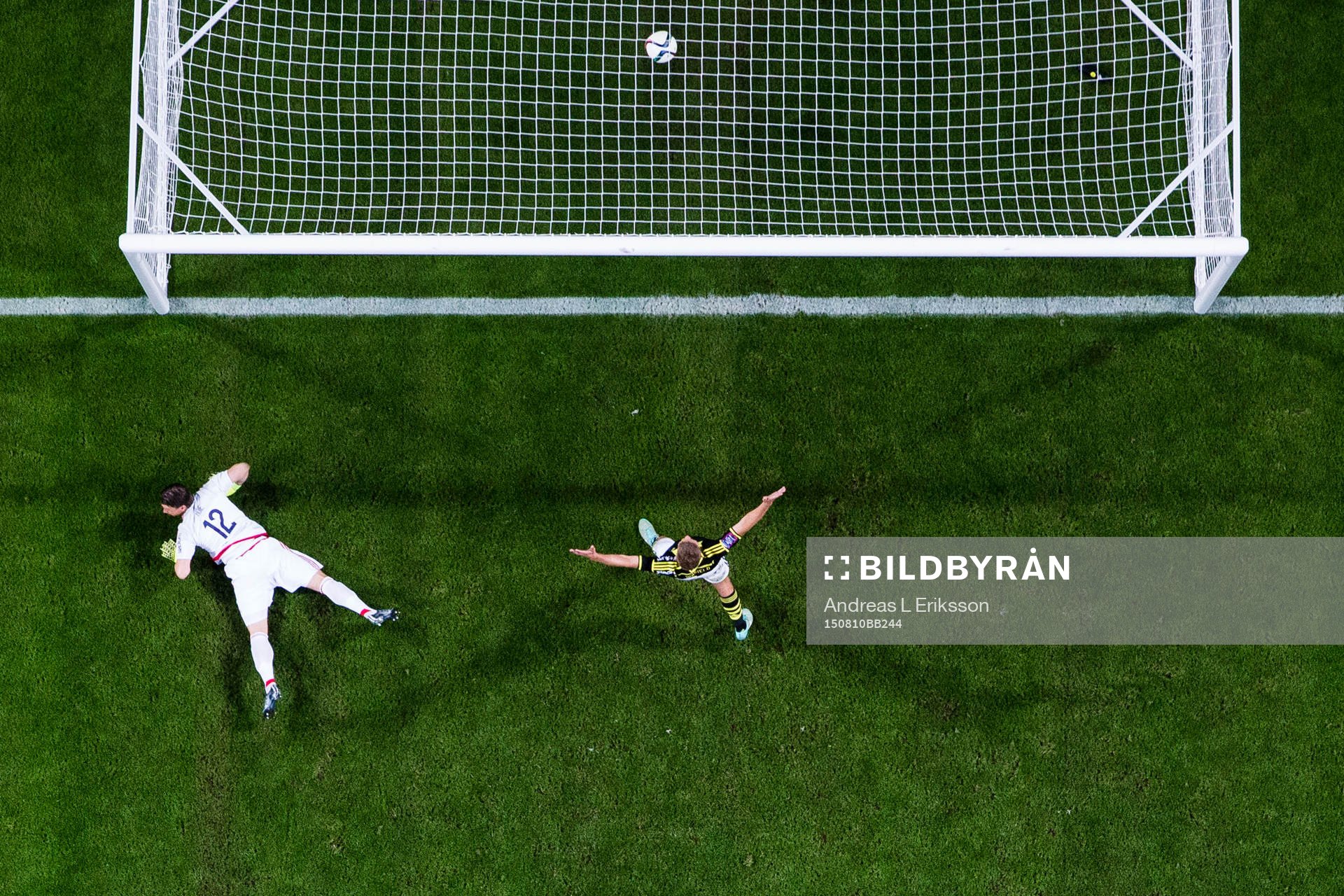 AIK gör 1-0 bakom Djurgårdens målvakt Kenneth Høie