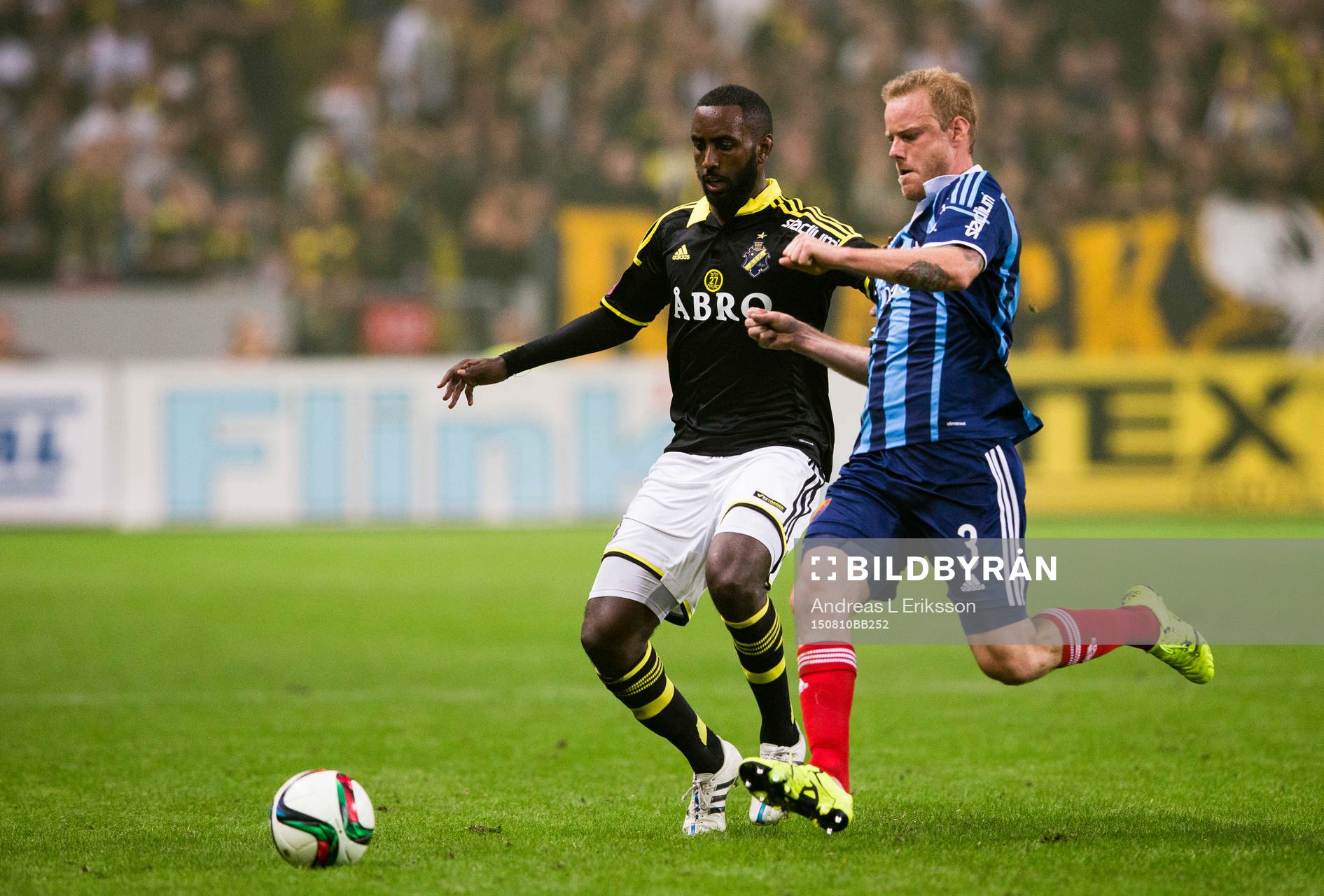 AIK:s Henok Goitom i kamp om bollen med Djurgårdens Fredrik Stenman under fotbollsmatchen i Allsvenskan mellan AIK och Djurgården den 10 augusti 2015 i Stockholm.