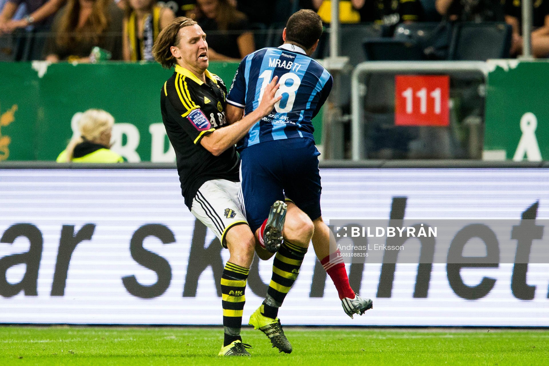 s Nils-Eric Johansson krockar med Djurgårdens Kerim Mrabti