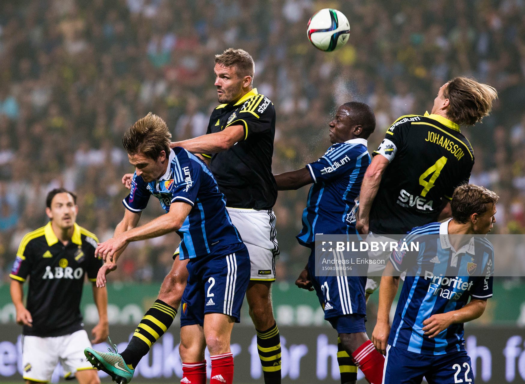 Djurgårdens Jesper Arvidsson och Nyasha Mushekwi i en