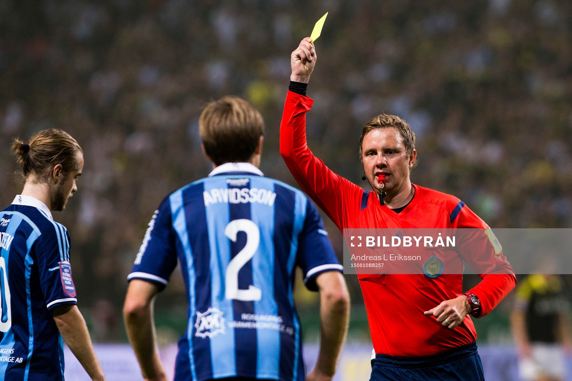 Djurgårdens Jesper Arvidsson får ett gult kort av domare
