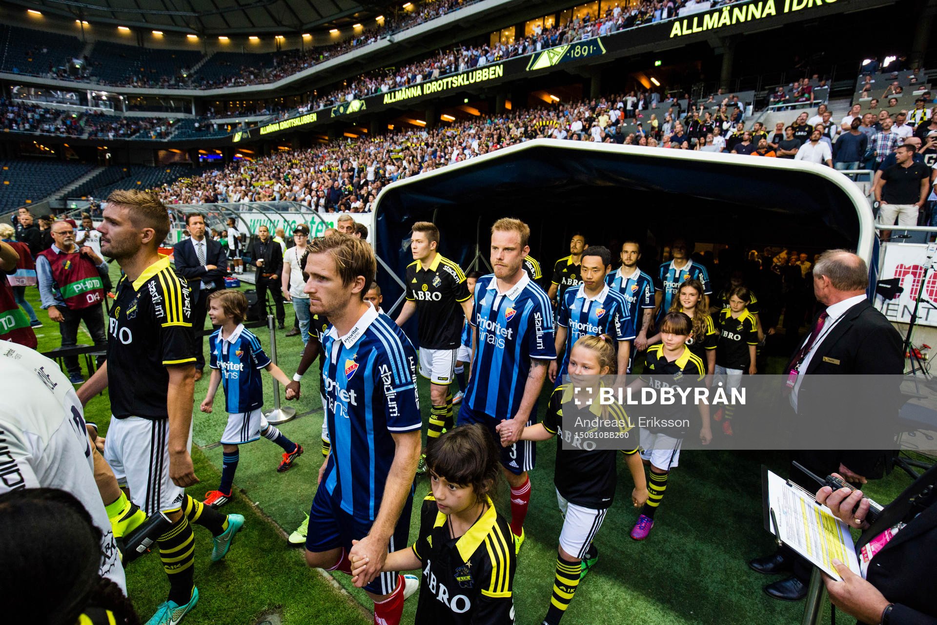 s och Djurgårdens spelare gör entré