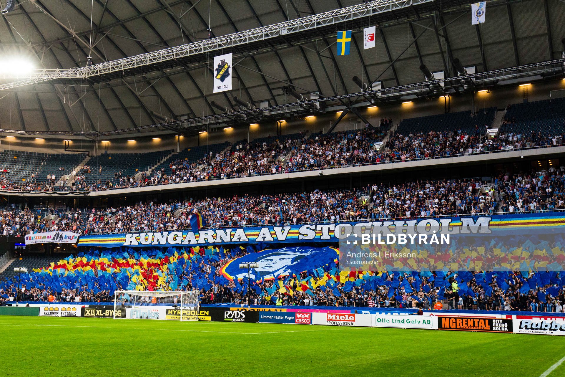 Djurgårdens supportrar med ett TIFO innan fotbollsmatchen