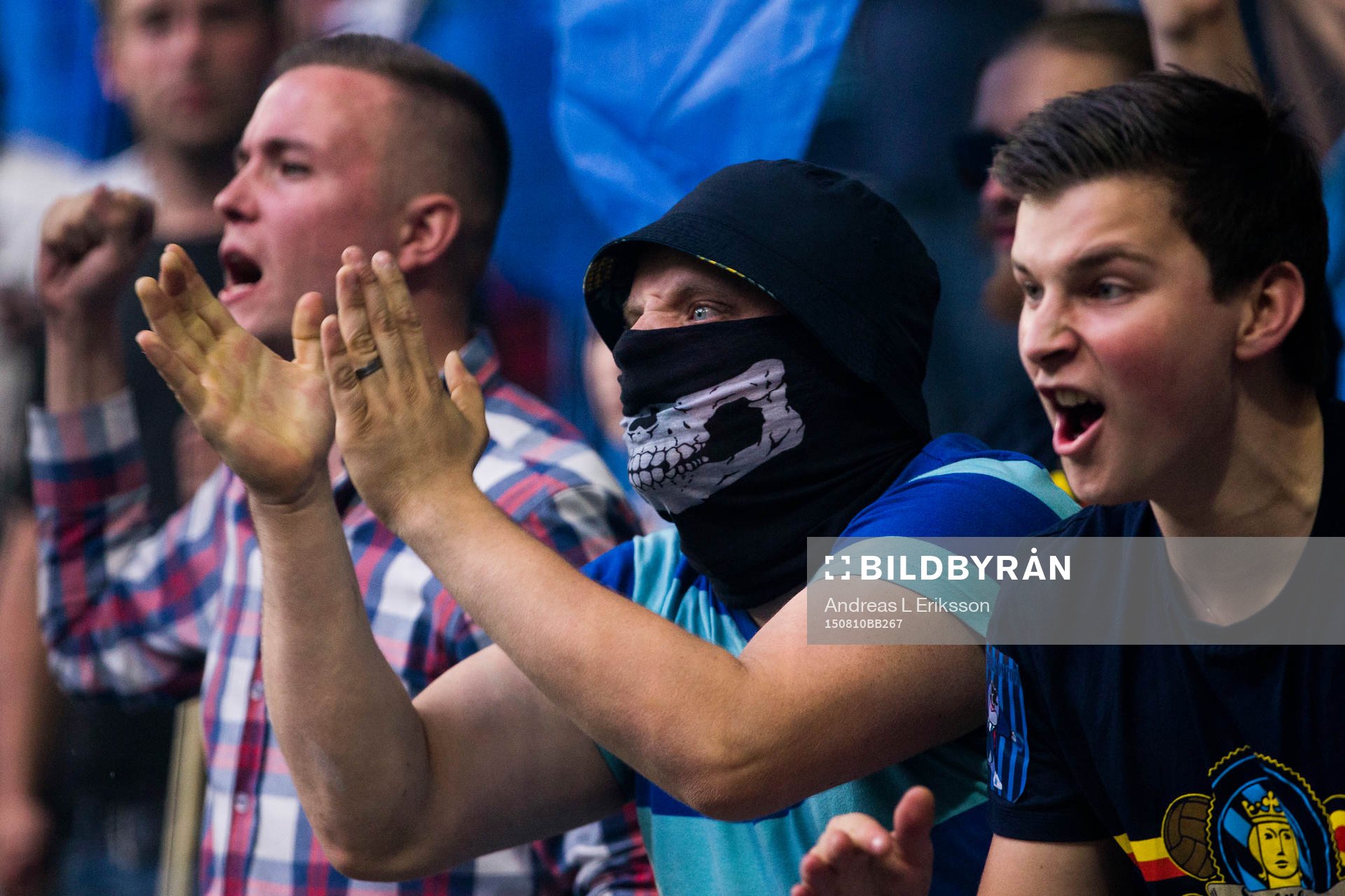 Djurgårdssupporter med maskering