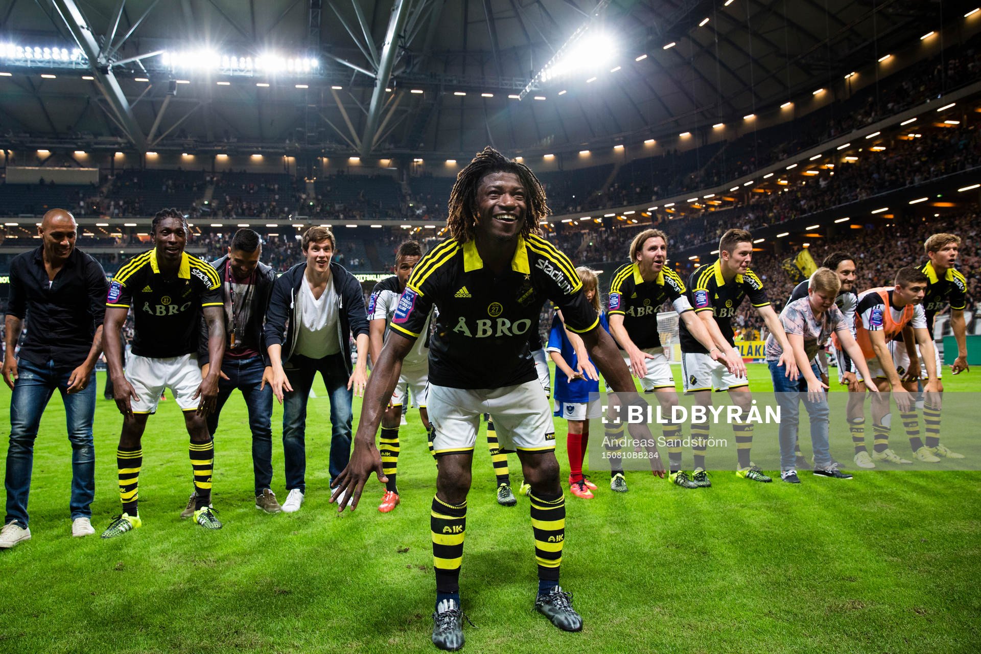 s Mohamed Bangura och resten av laget tackar publiken