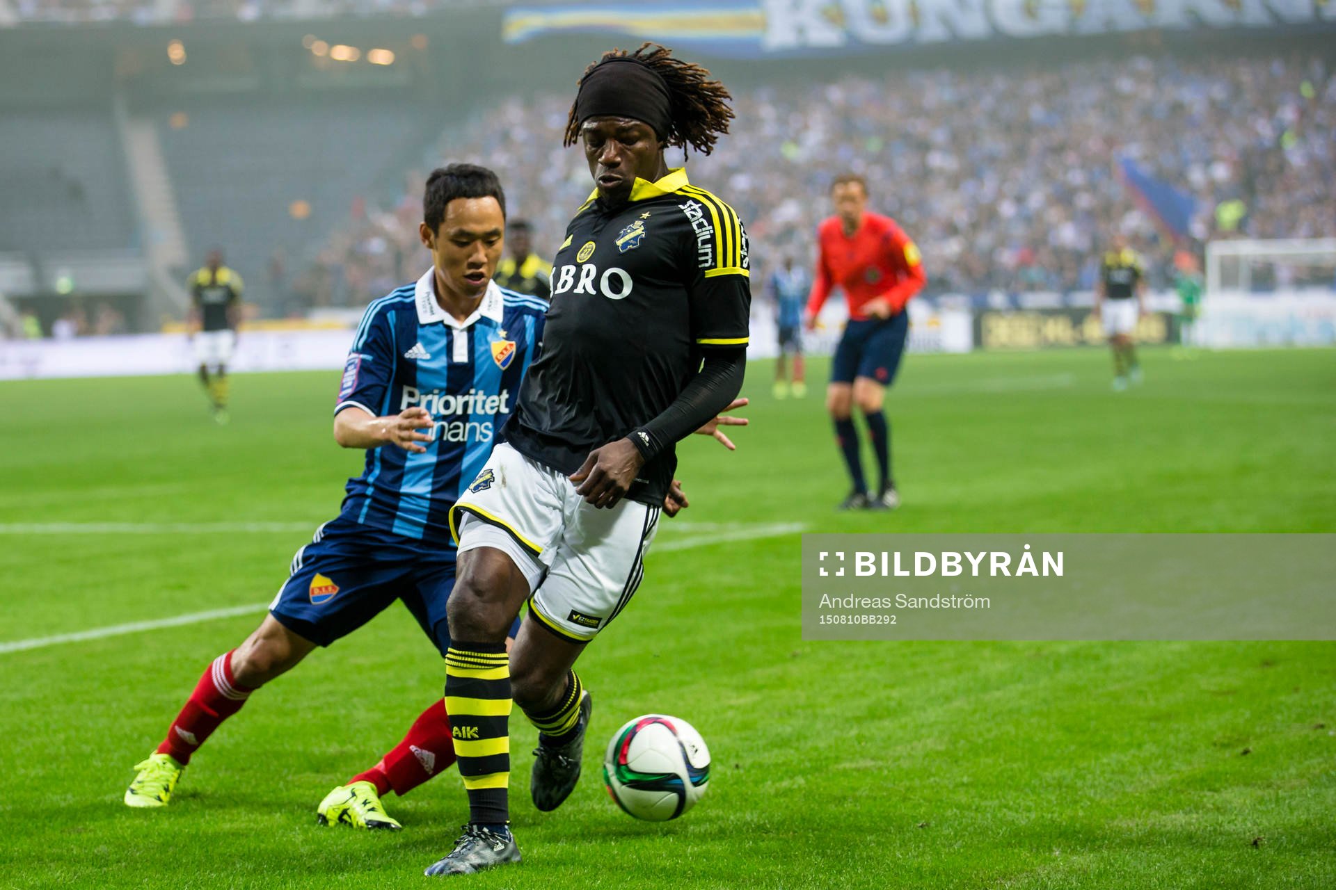 AIK:s Mohamed Bangura med en klack i kamp med Djurgårdens Seon-Min Moon under fotbollsmatchen i Allsvenskan mellan AIK och Djurgården den 10 Augusti 2015 i Stockholm.