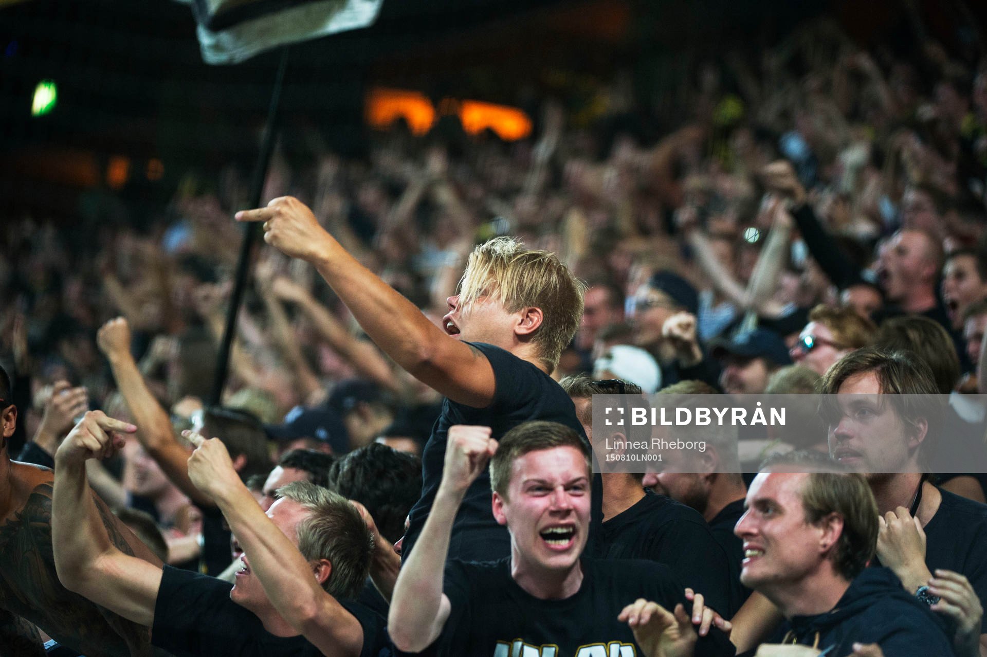 AIK's fans jublar och gestikulerar mot Djurgården