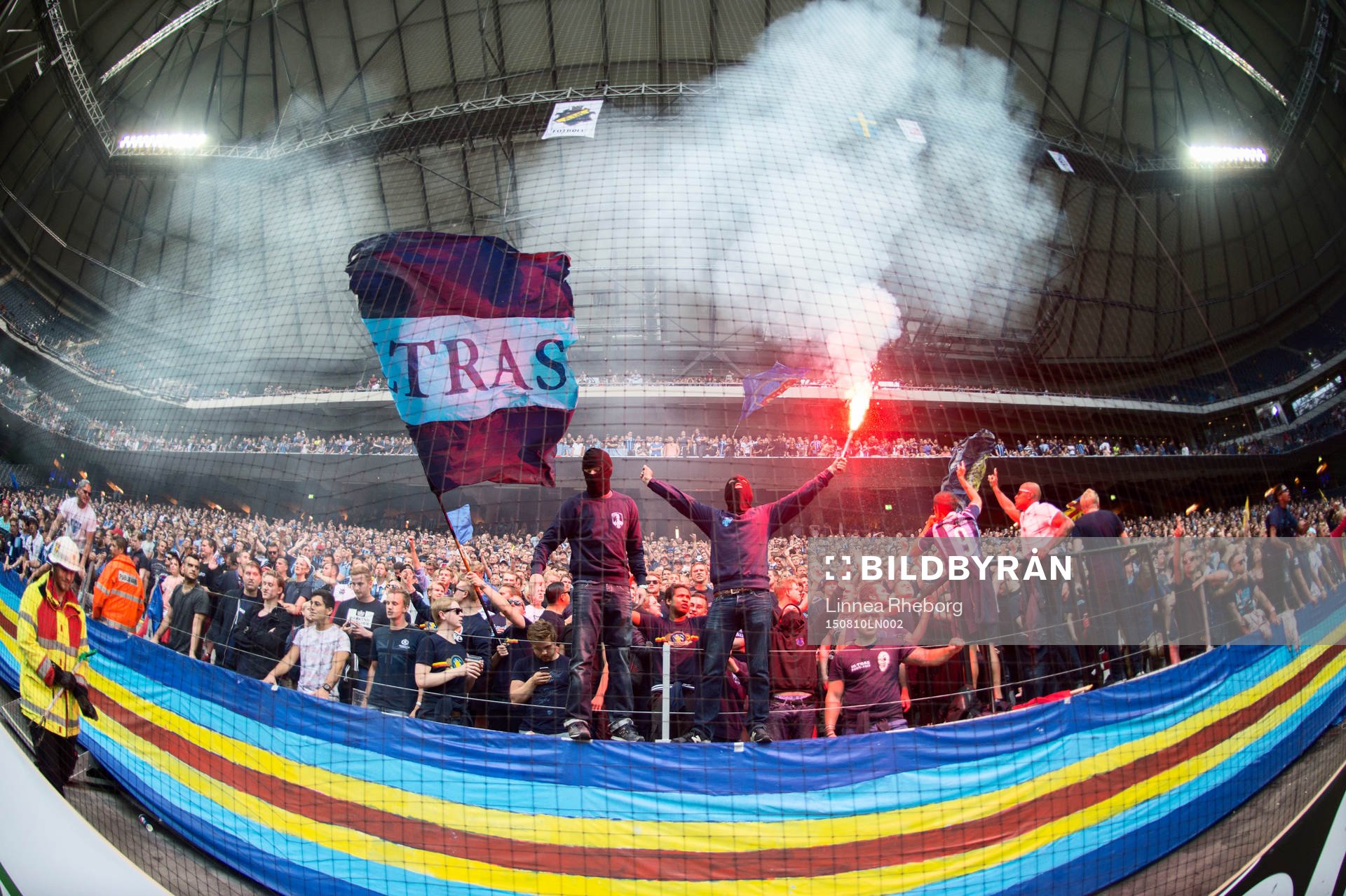 Djurgårdens fans värmer upp innan matchstart