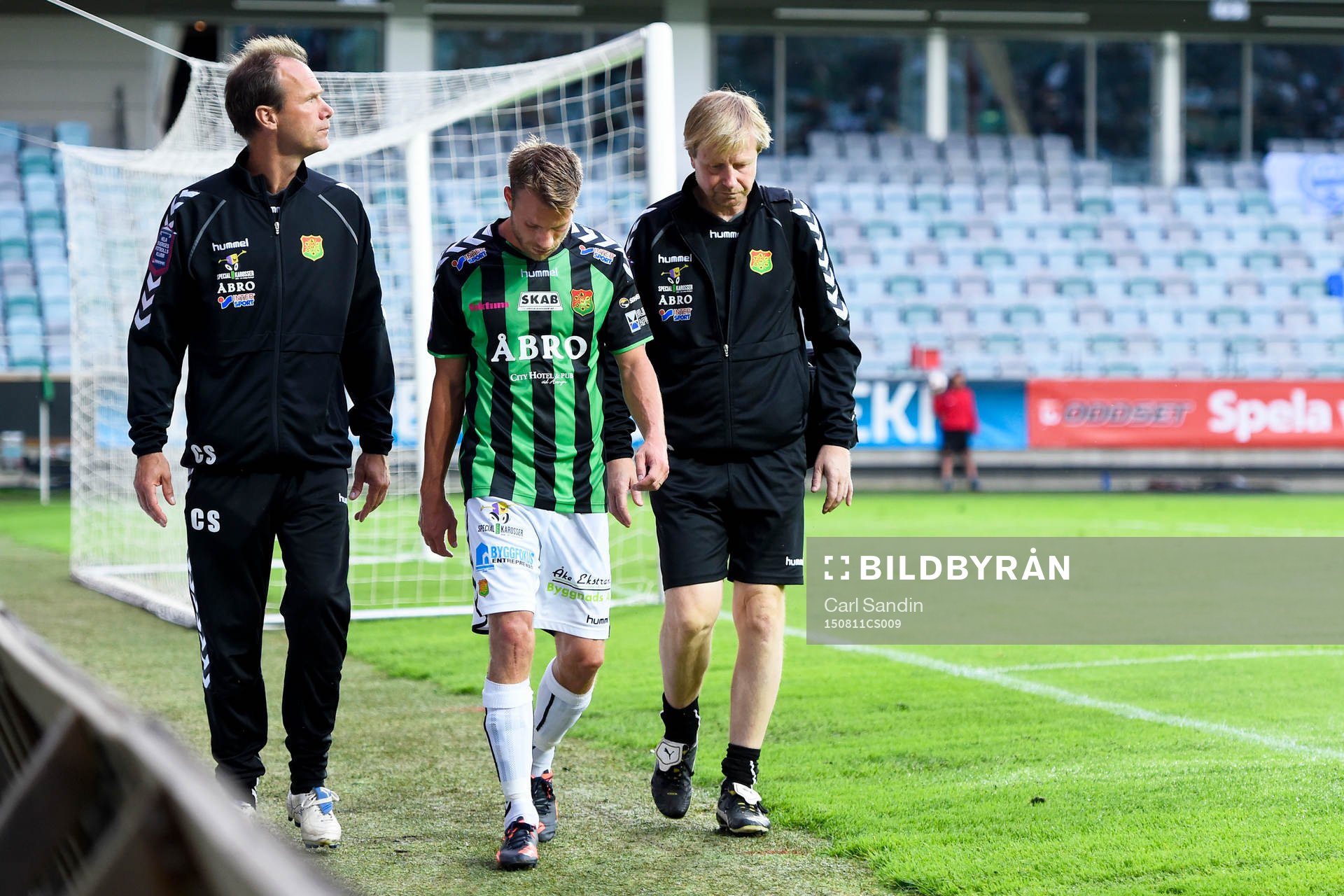 GAIS Joel Anell lämnar planen, skadad