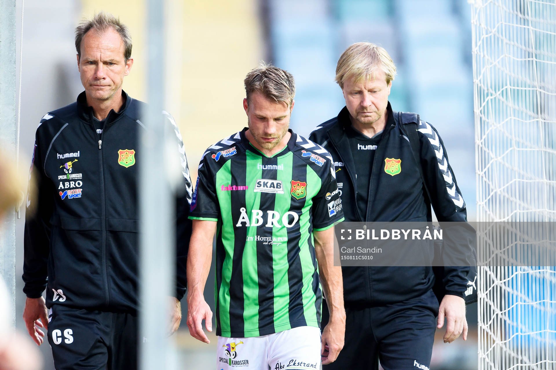 GAIS Joel Anell lämnar planen, skadad