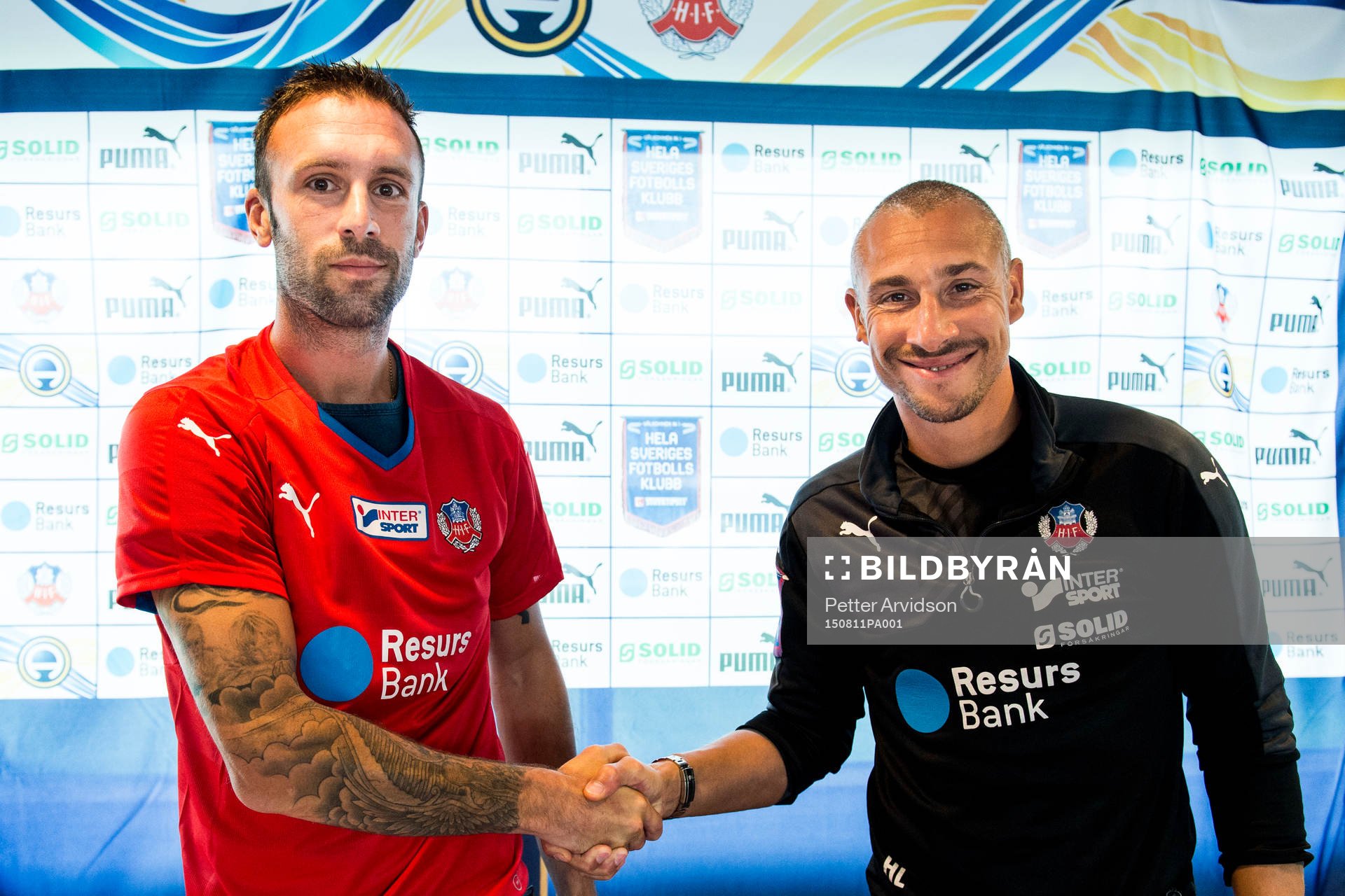 Rade Prica skakar hand med tränare Henrik Larsson