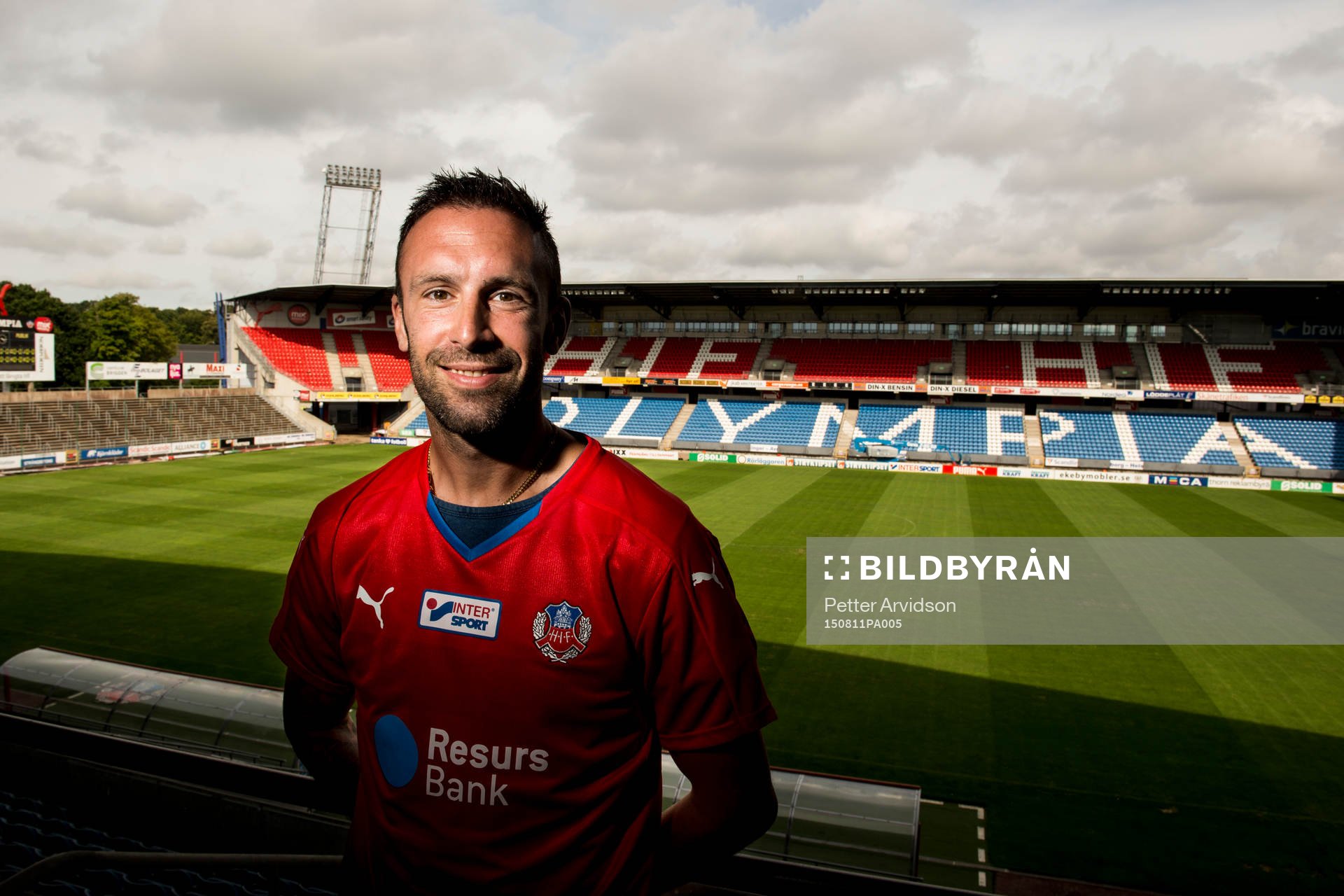 Rade Prica poserar för ett porträtt ute på Olympia efter en presskonferens där han presenteras som Helsingborgs nyförvärv den 11 augusti 2015 i Helsingborg.