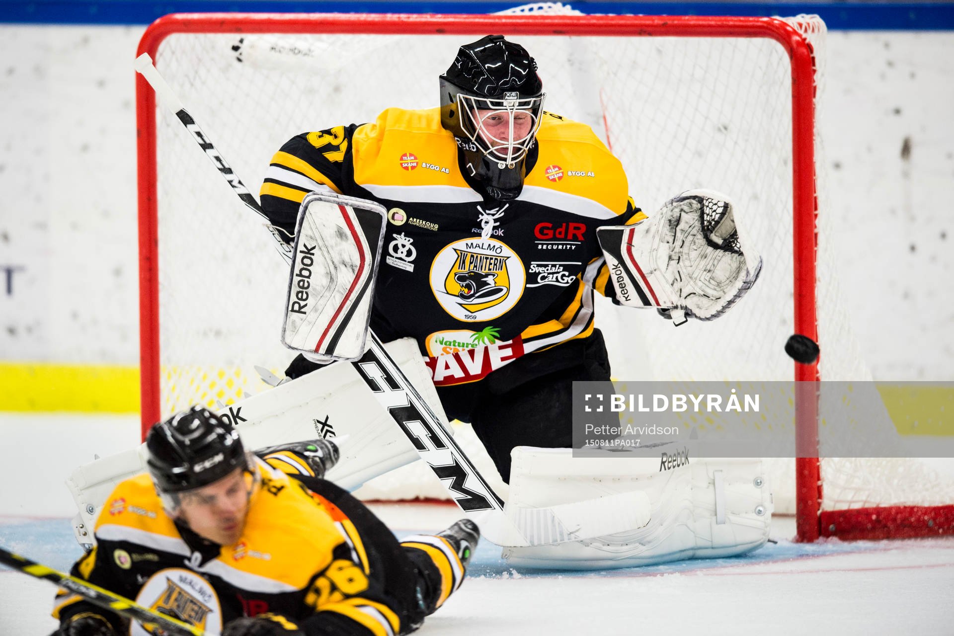 Malmö Redhawks Joey Tenute (ej i bild) skjuter in 0-1