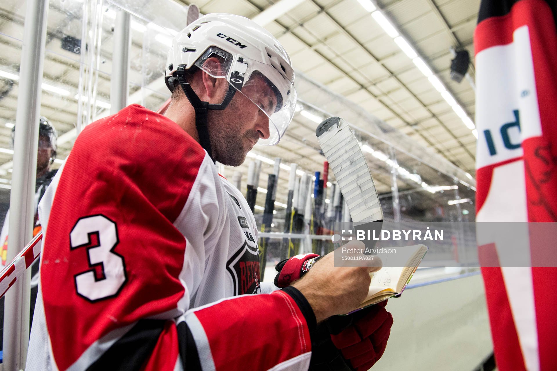 Malmö Redhawks Kent Mcdonell skriver autografer
