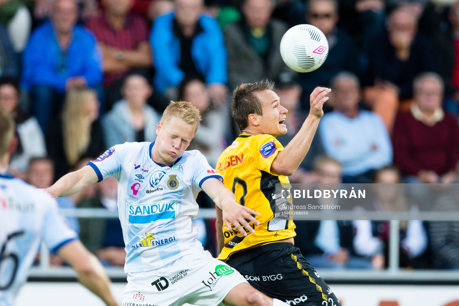 Elfsborgs Viktor Prodell i kamp om bollen med Gefles Martin Rauschenberg under fotbollsmatchen i Allsvenskan mellan Gefle och Elfsborg den 12 Augusti 2015 i Gävle. 
