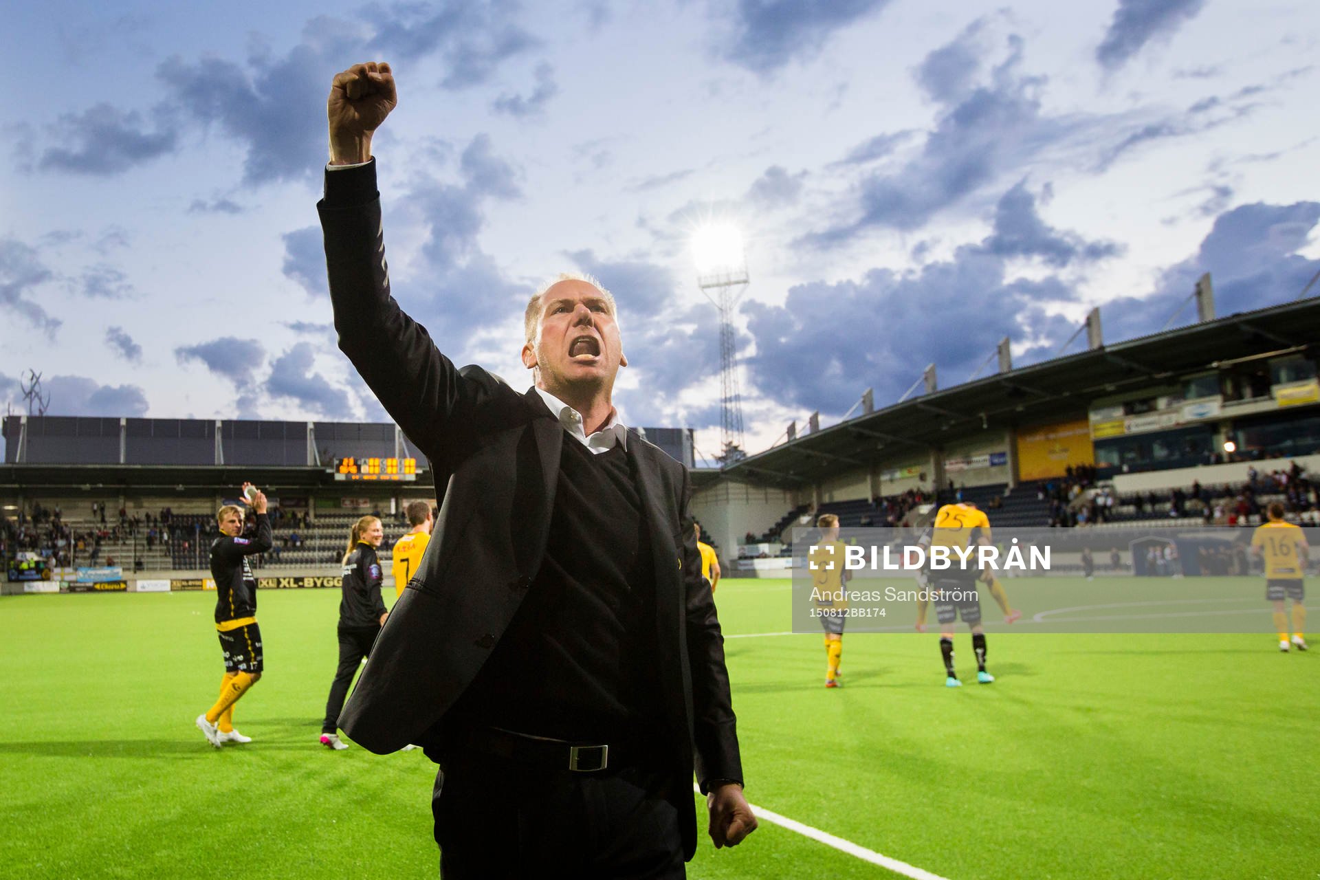 Elfsborgs manager Magnus Haglund firar med knuten knäve efter fotbollsmatchen i Allsvenskan mellan Gefle och Elfsborg den 12 Augusti 2015 i Gävle.