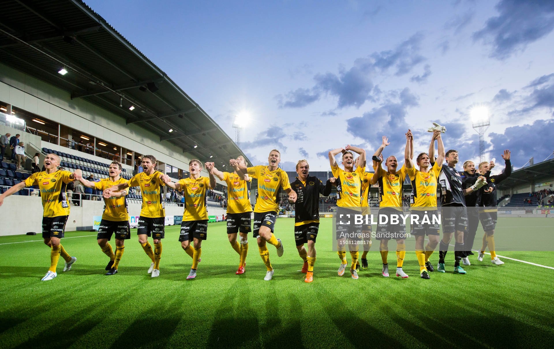 Elfsborgs spelare firar segern med fansen