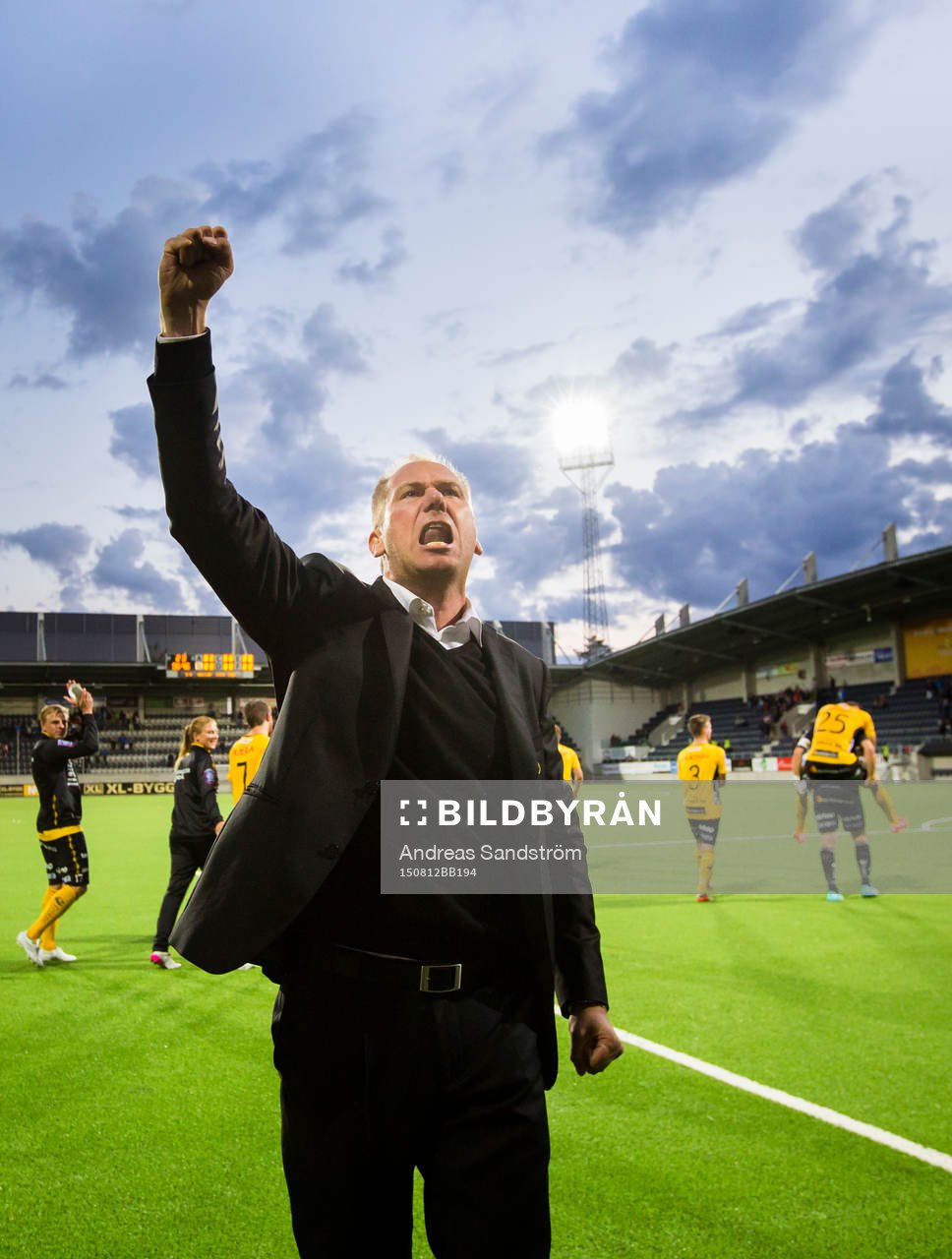 Elfsborgs manager Magnus Haglund firar med knuten knäve