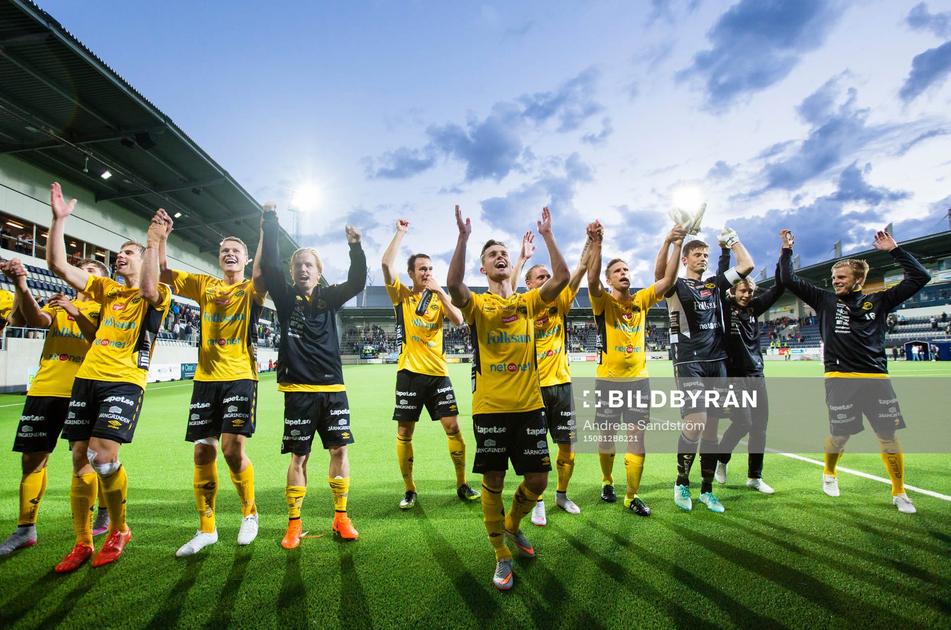 Elfsborgs spelare tackar de tillresta supportrarna efter fotbollsmatchen i Allsvenskan mellan Gefle och Elfsborg den 12 Augusti 2015 i Gävle.
