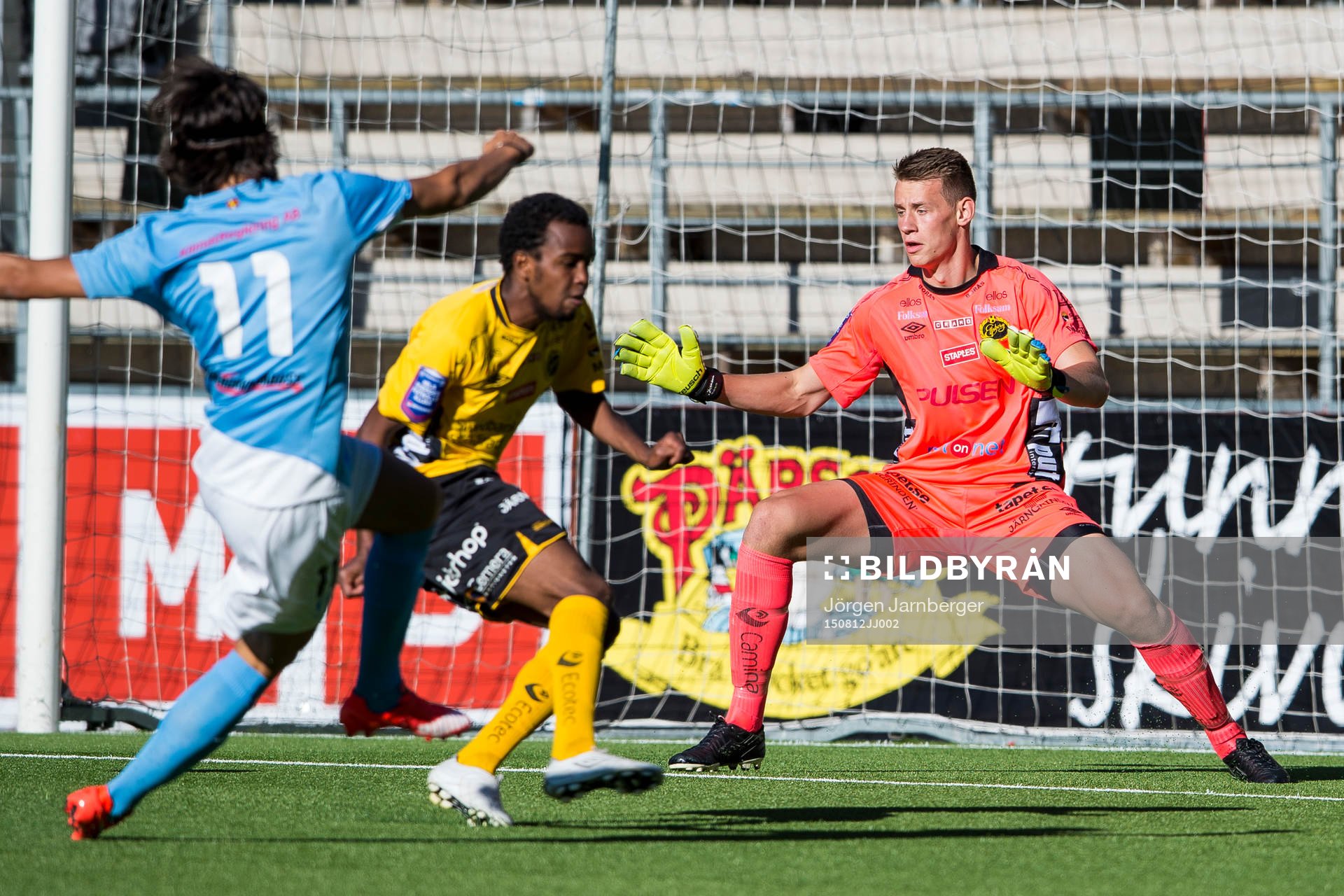 Malmö FFs Emin Karaman (rygg mot kameran) skjuter strax