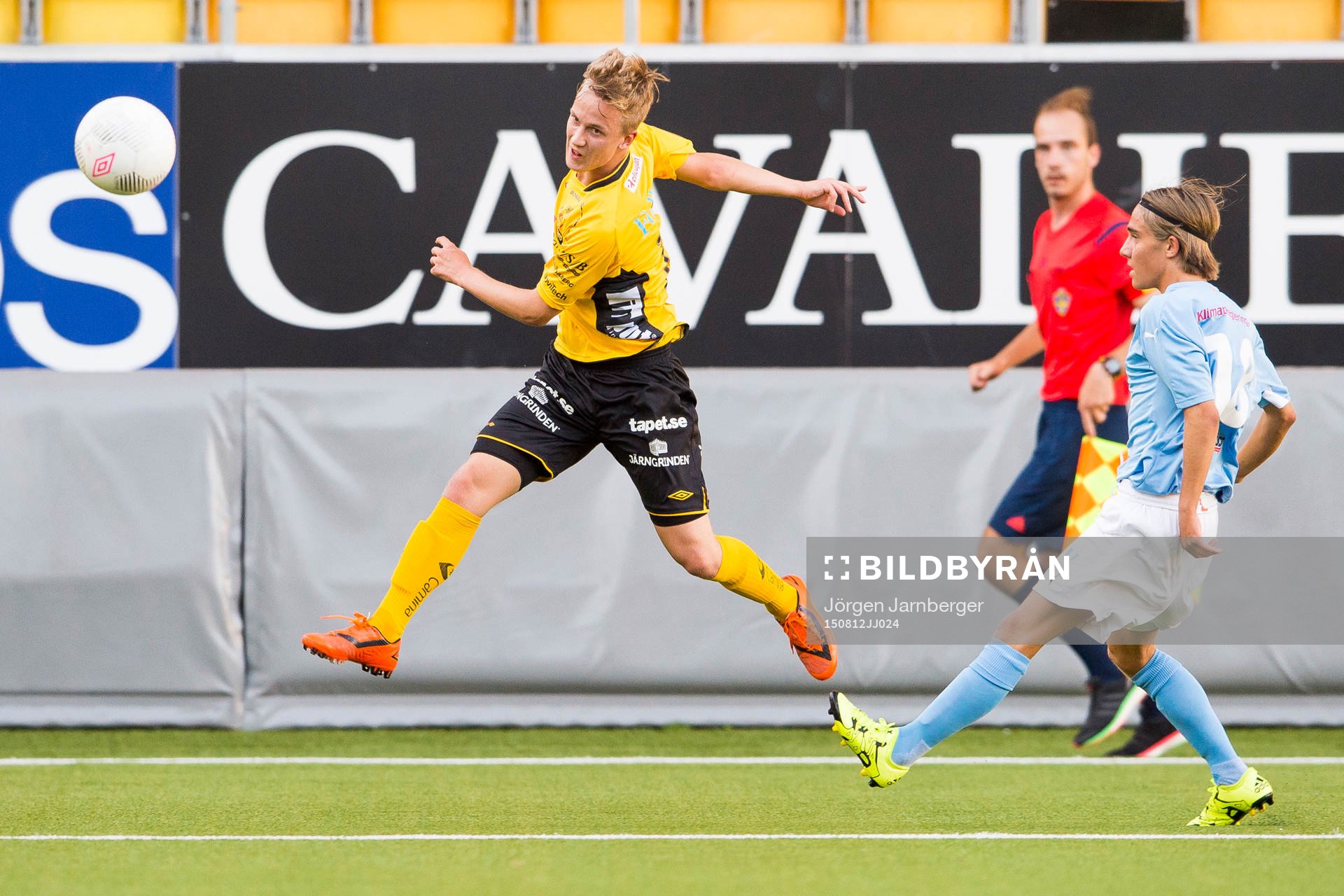 Elfsborgs Jonas Ganning lägger inlägg uppvaktad av Malmö