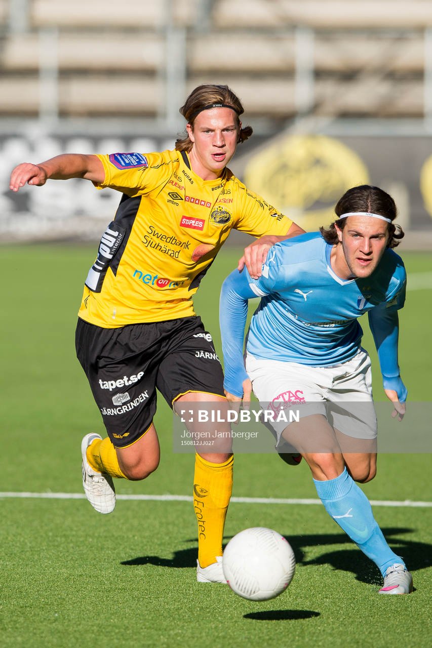 Kamp om bollen mellan Elfsborgs Simon Olsson och Malmö FFs