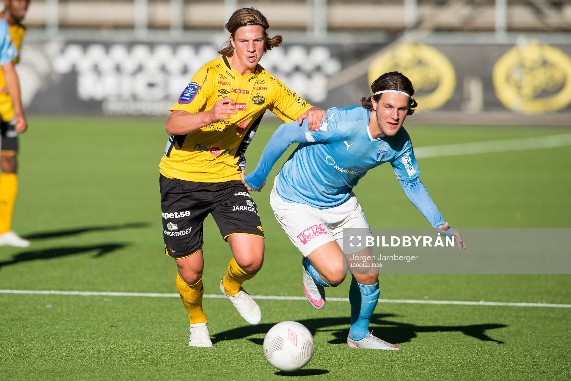 Kamp om bollen mellan Elfsborgs Simon Olsson och Malmö FFs
