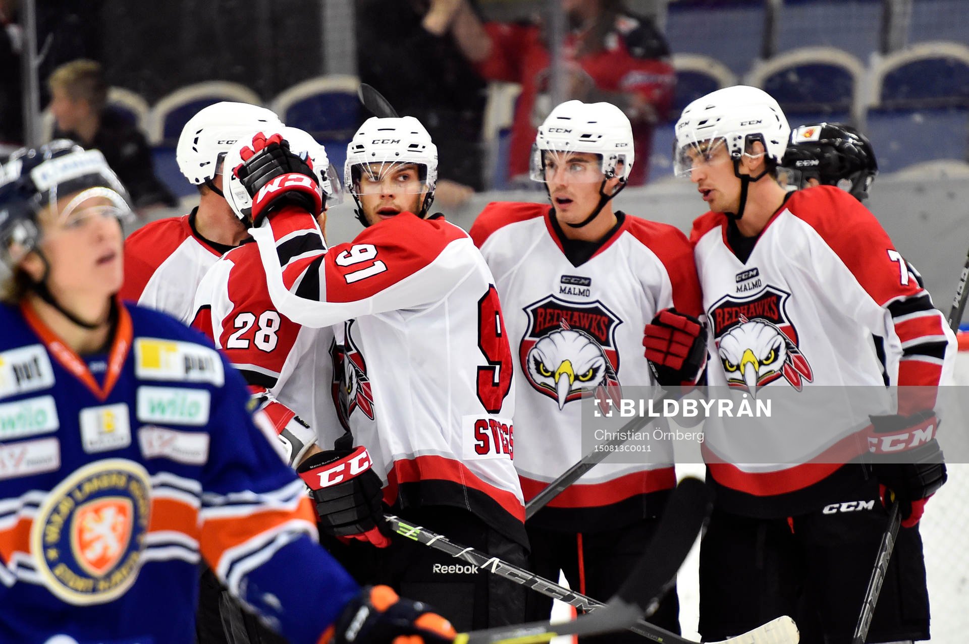 Malmö Redhawks Björn Svensson jublar med sina lagkamrater