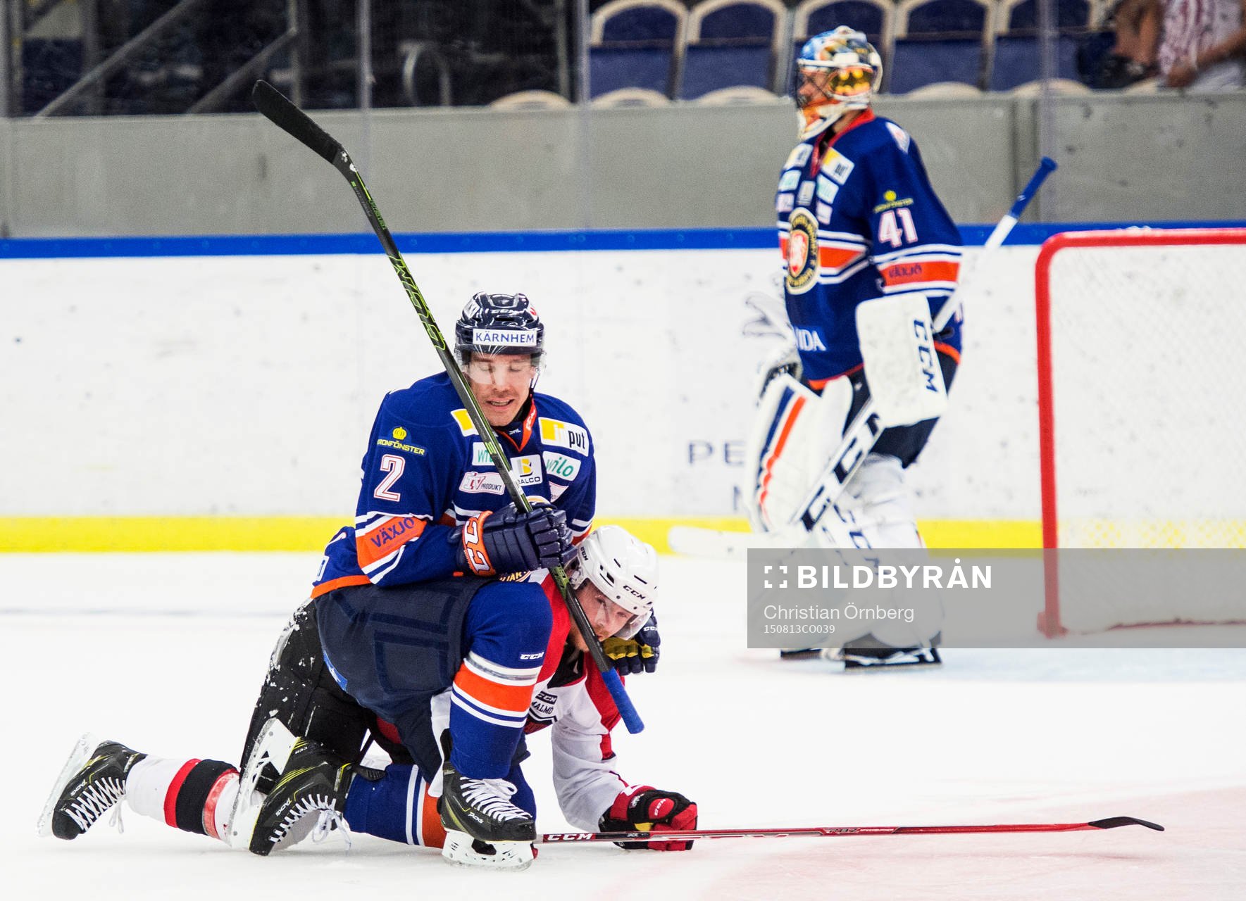 Växjös Teemu Laakso trycker till Malmö Redhawks Nicklas