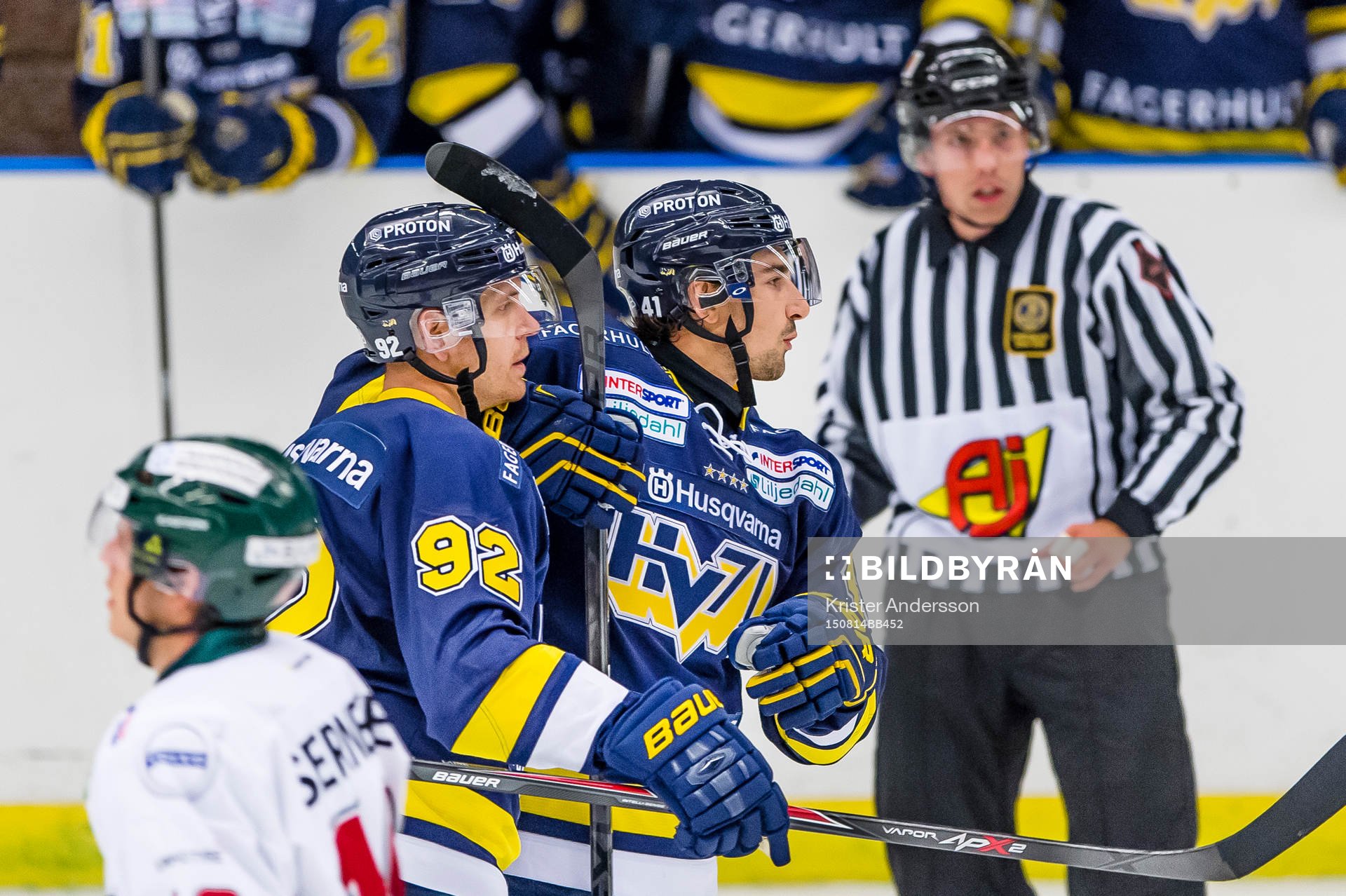 s Teemu Laine och Chris Campoli jublar