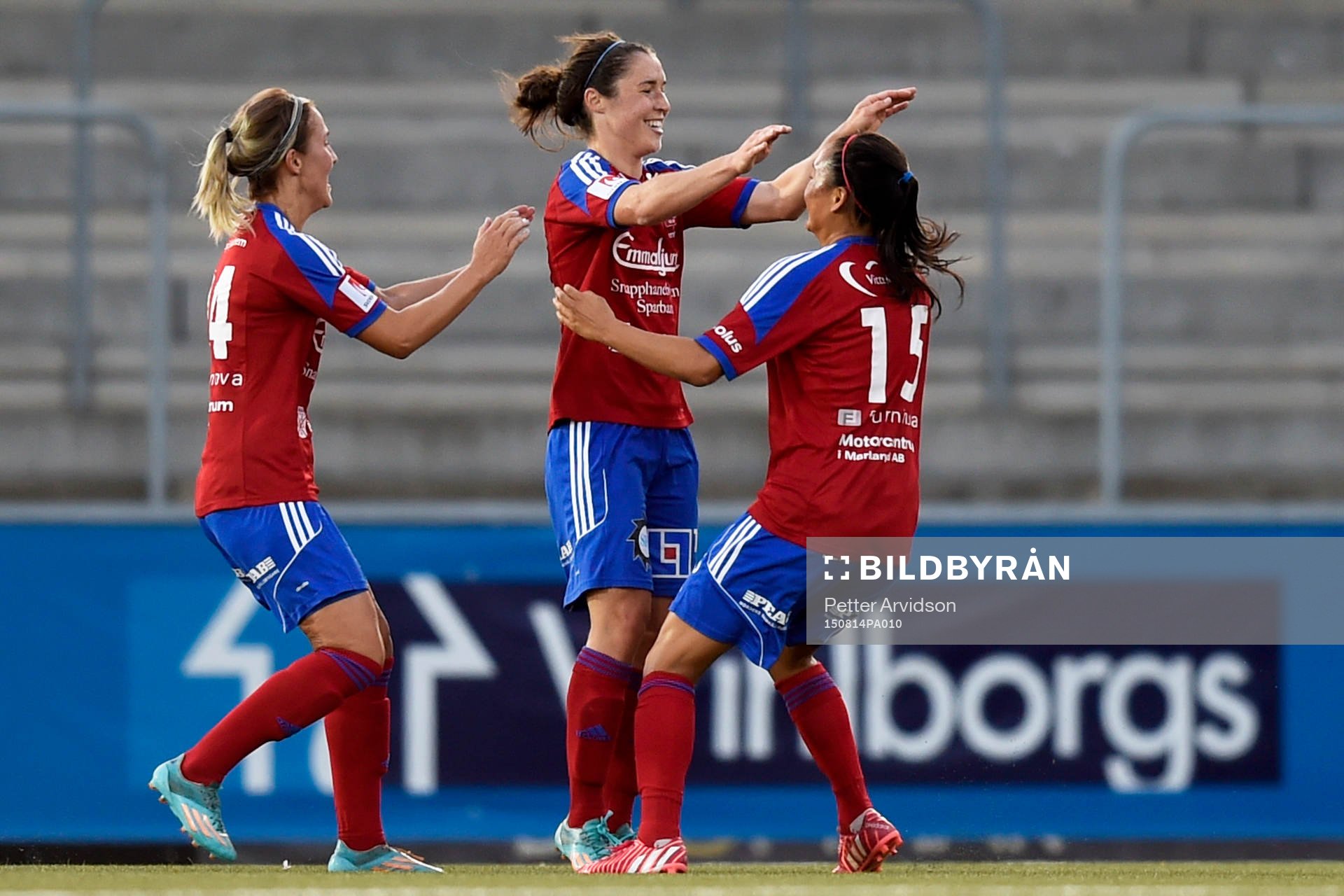 Vittsjös Ifeoma Dieke, Jane Ross och Michelle Pao jublar