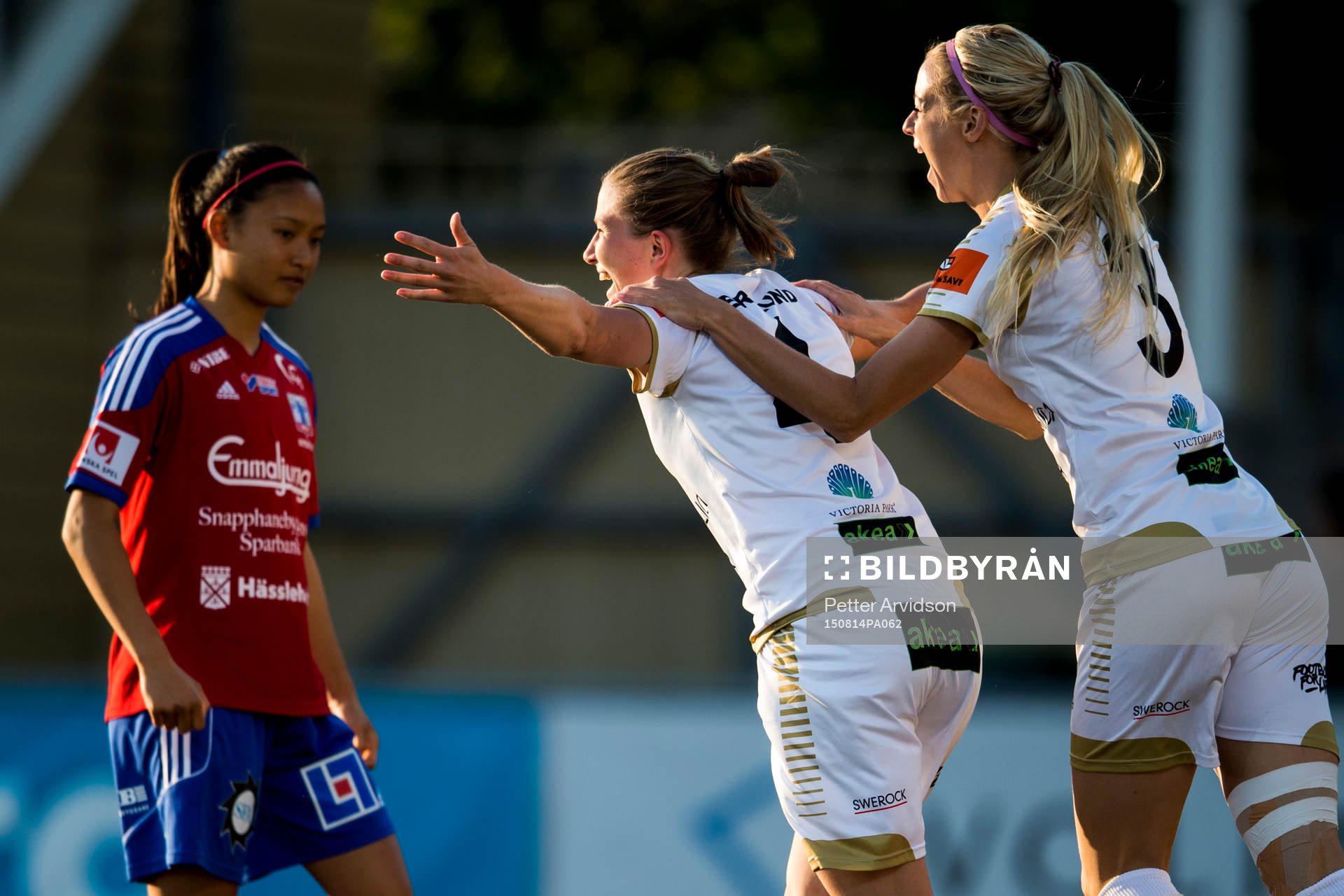 Rosengårds Emma Berglund och Amanda Ilestedt jublar och