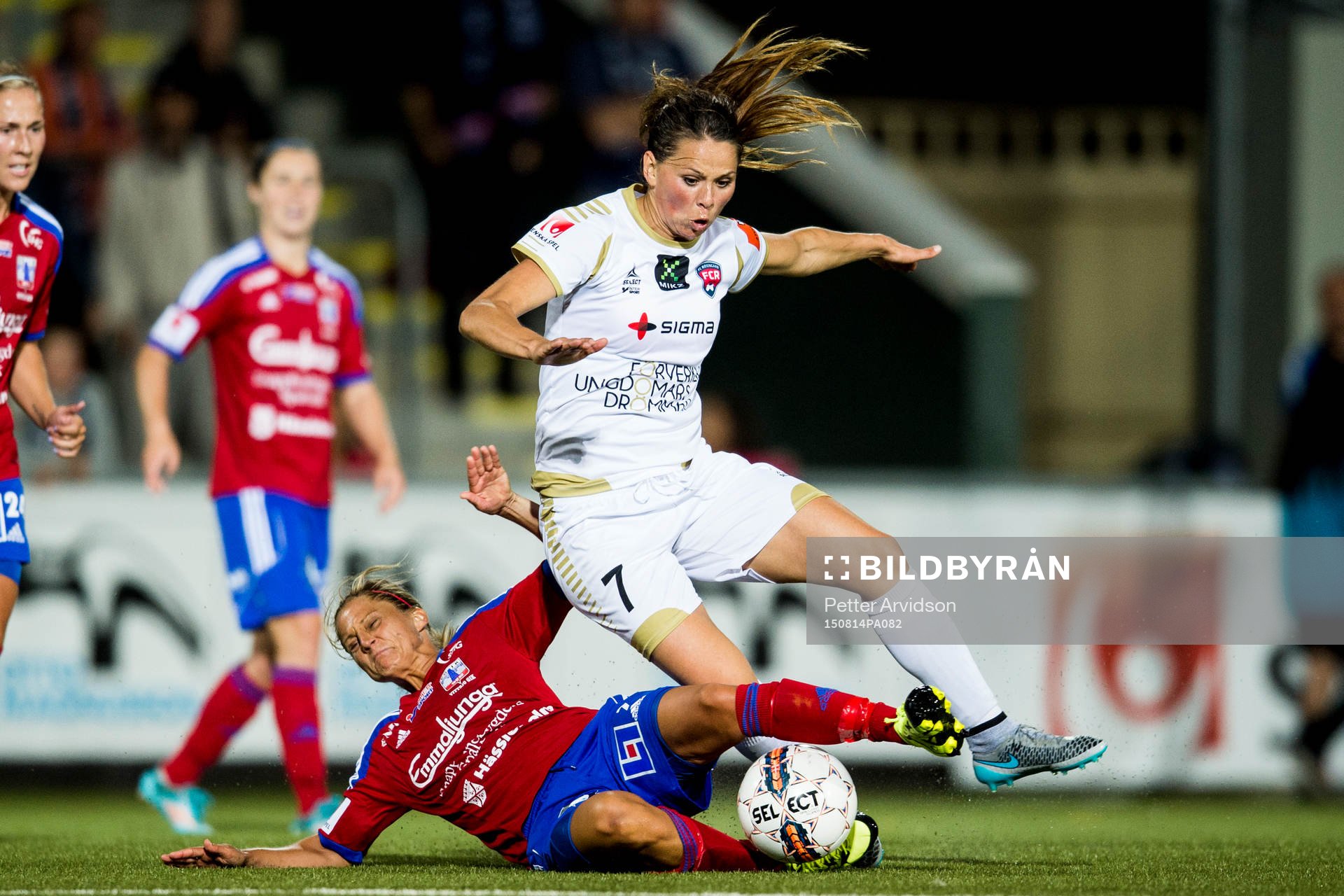 Rosengårds Sara Björk Gunnarsdottir tacklas omkull av