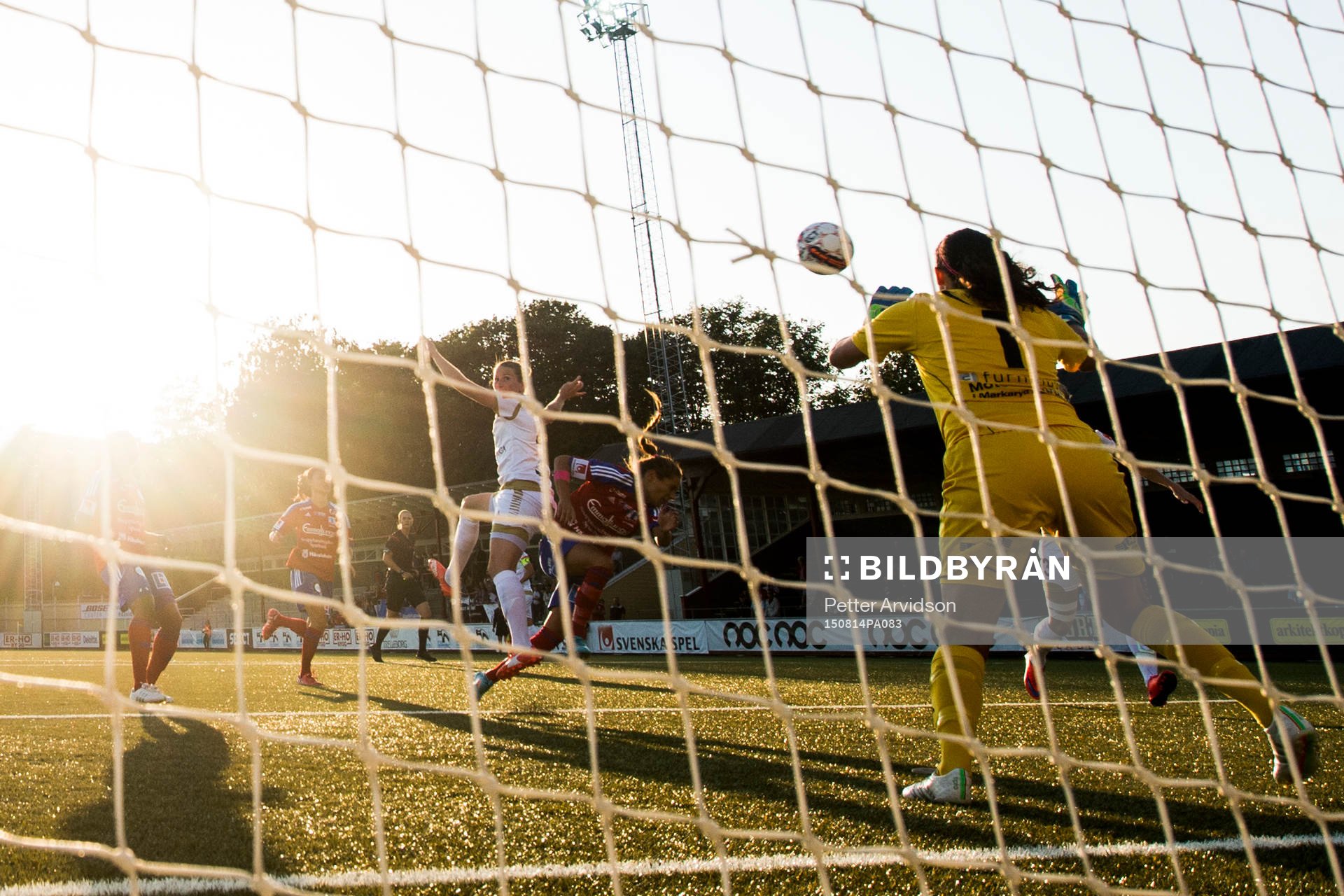 Rosengårds Emma Berglund nickar in 1-0 bakom Vittsjös