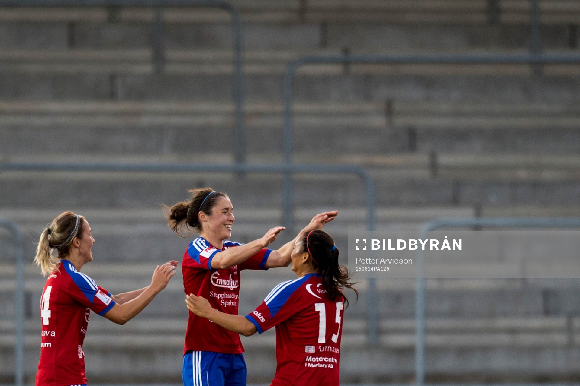 Vittsjös Jane Ross (m) jublar ihop med Kirsty Yallop och