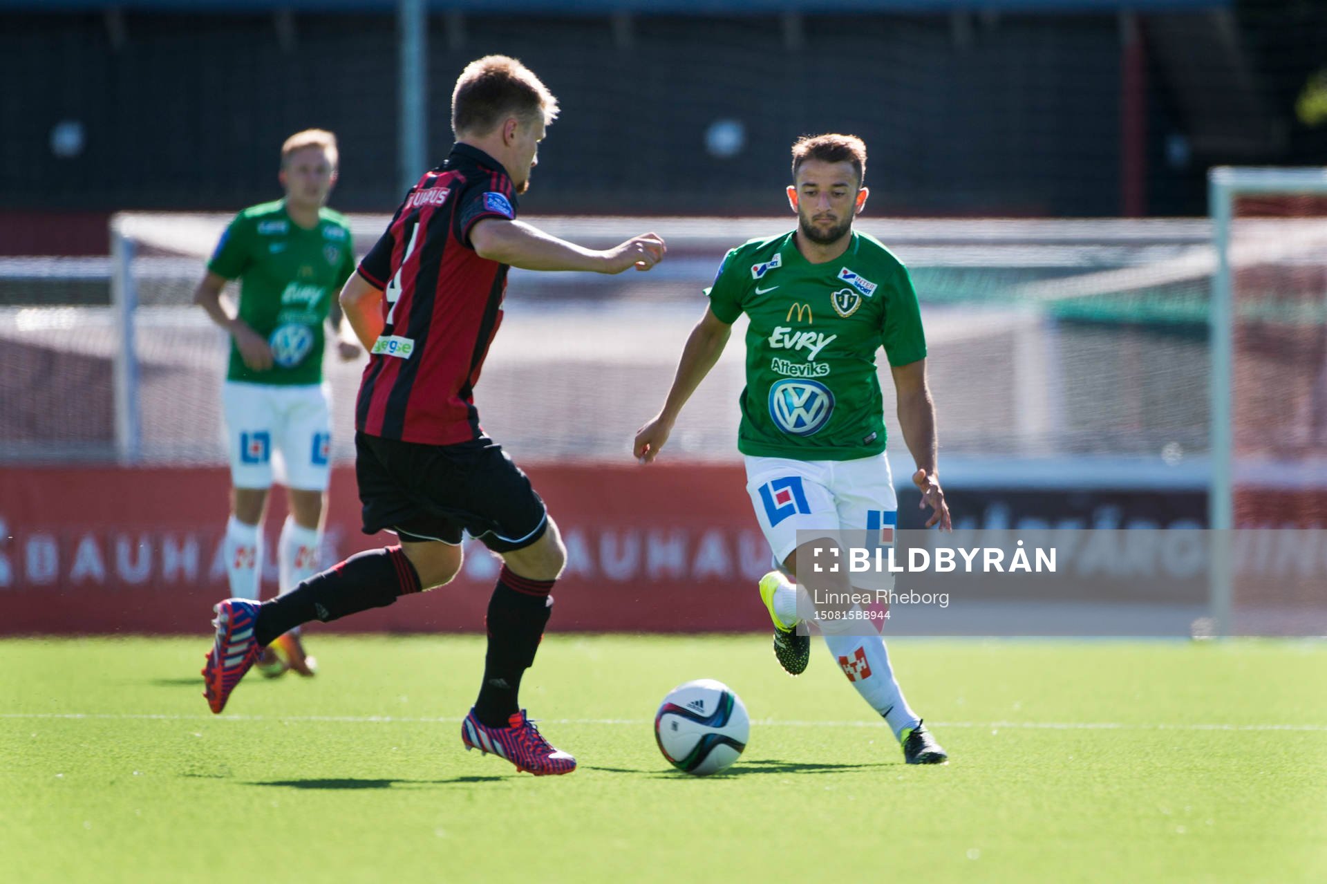 Jönköping Södras Robert Gojani påväg mot Brommapojkarnas Jacob Uns Larsson under matchen i Superettan mellan Brommapojkarna och Jönköping Södra den 15 augusti 2015 i Stockholm.