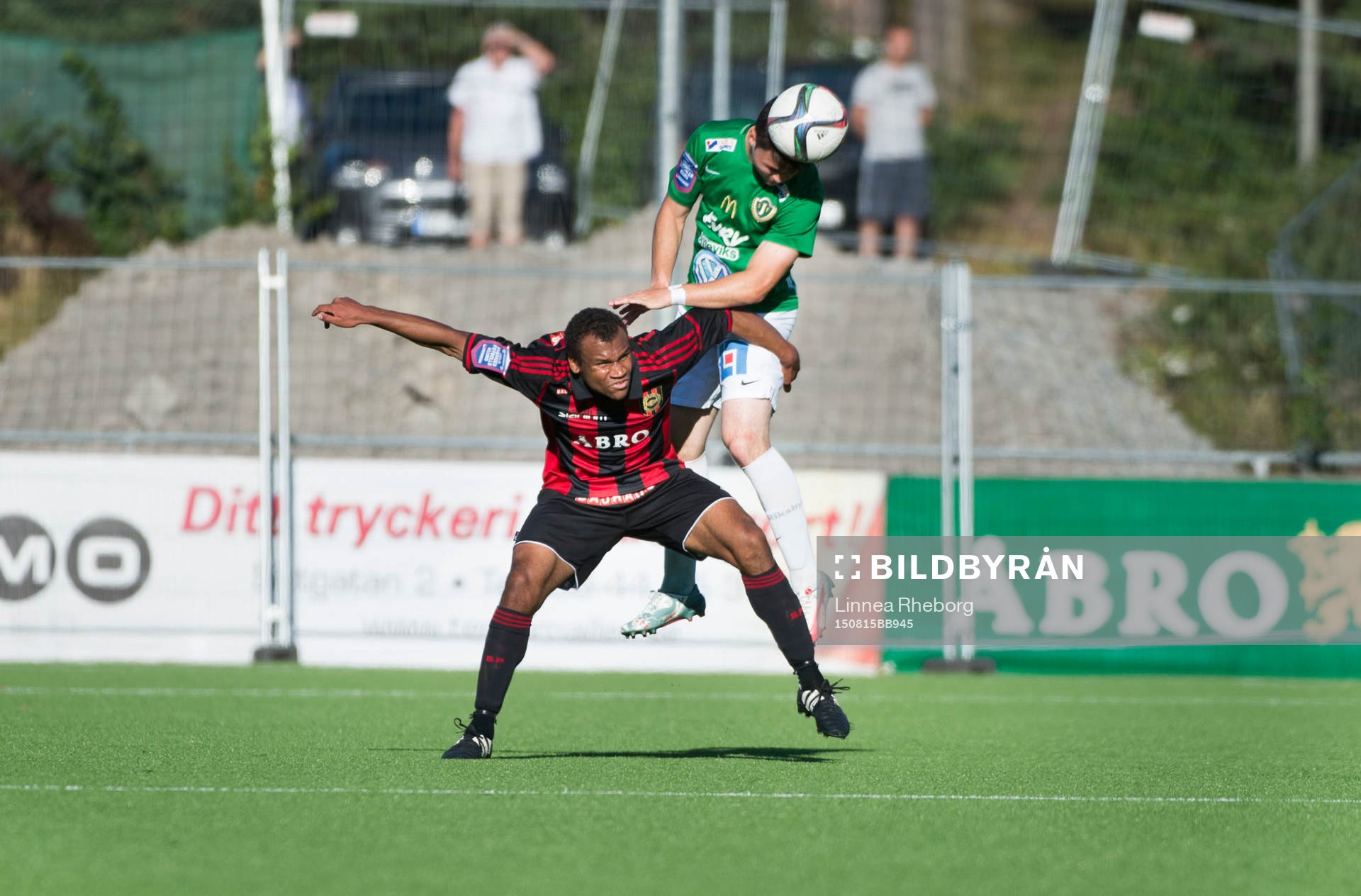 Brommapojkarnas Serge-Junior Martinsson Ngouali i kamp om