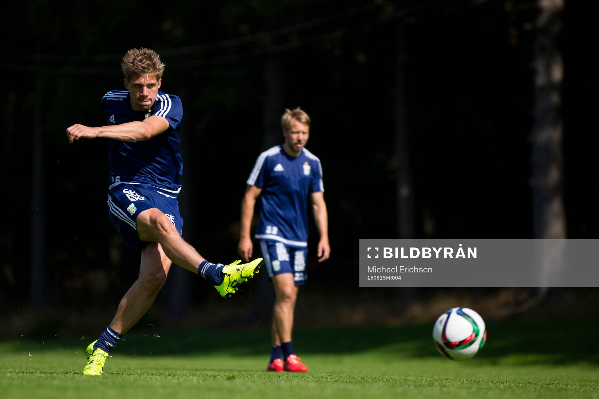 IFK Göteborgs Mikael Boman skjuter ett skott under en fotbollsträning med IFK Göteborg den 15 augusti 2015 i Göteborg.