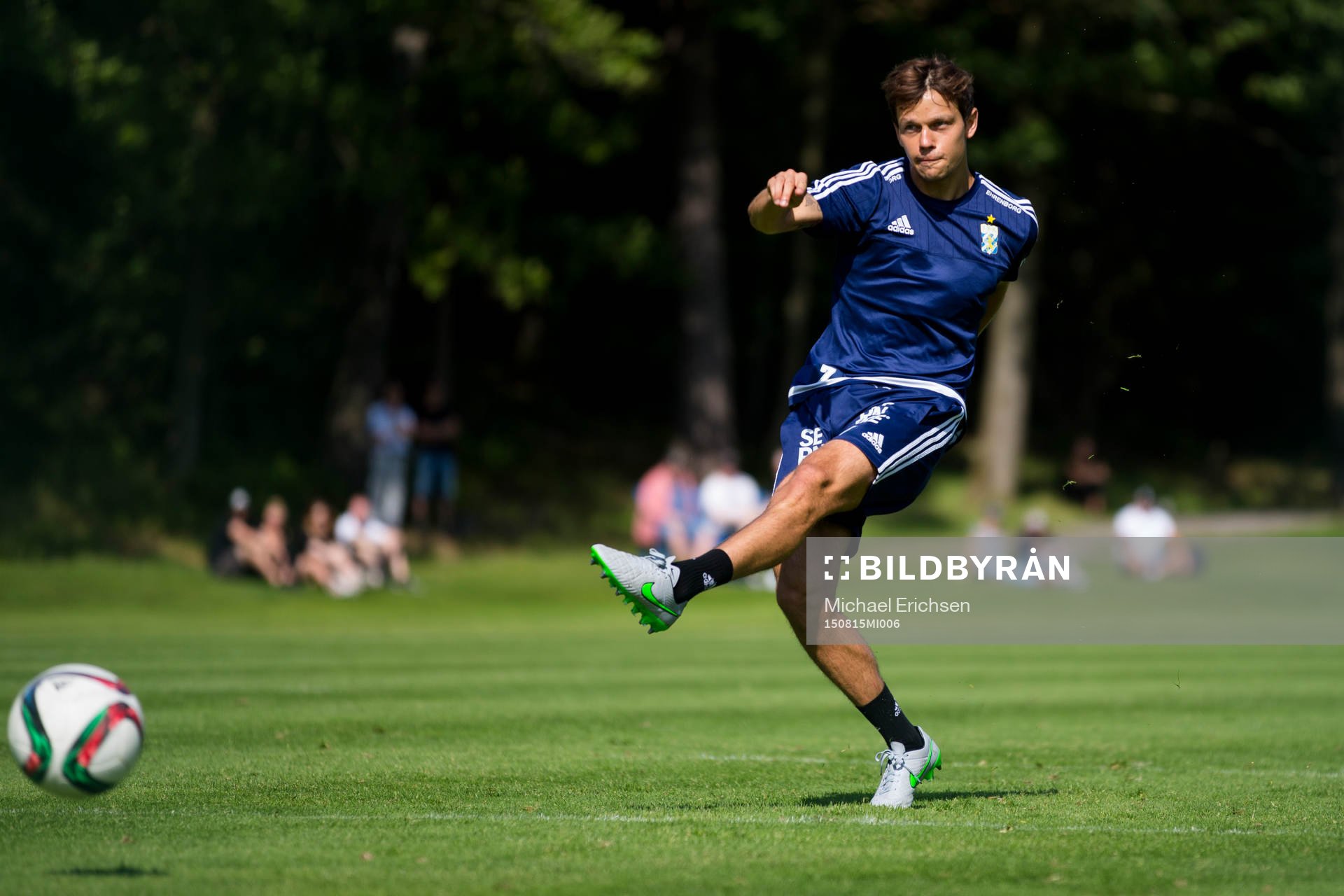 IFK Göteborgs Mads Albaek skjuter ett skott
