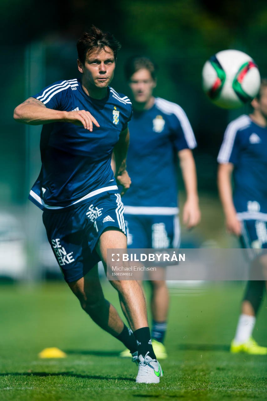 IFK Göteborgs Mads Albaek skjuter ett skott