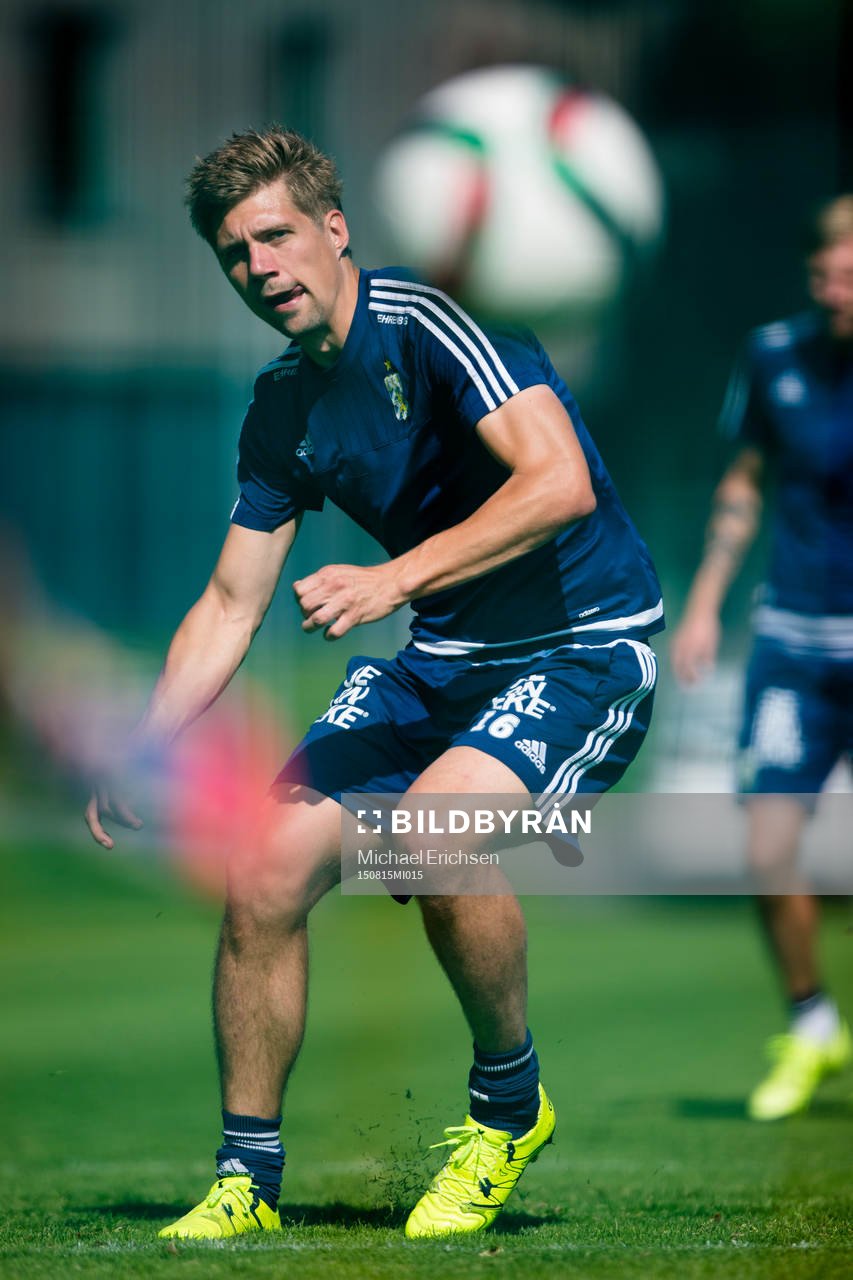 IFK Göteborgs Mikael Boman skjuter ett skott under en fotbollsträning med IFK Göteborg den 15 augusti 2015 i Göteborg.