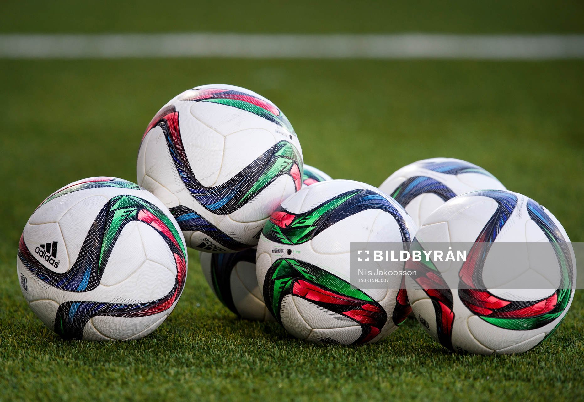 En hög med bollar innan fotbollsmatchen i Allsvenskan