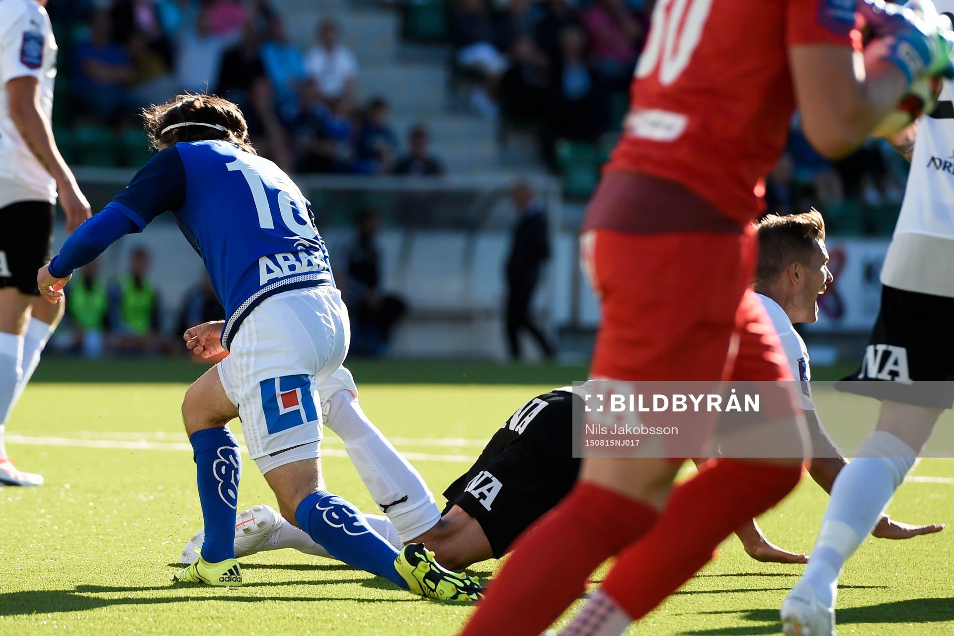 Sundsvalls Robbin Sellin sparkar ner Örebros Robert Åhman Persson och blir utvisad under fotbollsmatchen i Allsvenskan mellan GIF Sundsvall och Örebro den 15 augusti 2015 i Sundsvall.