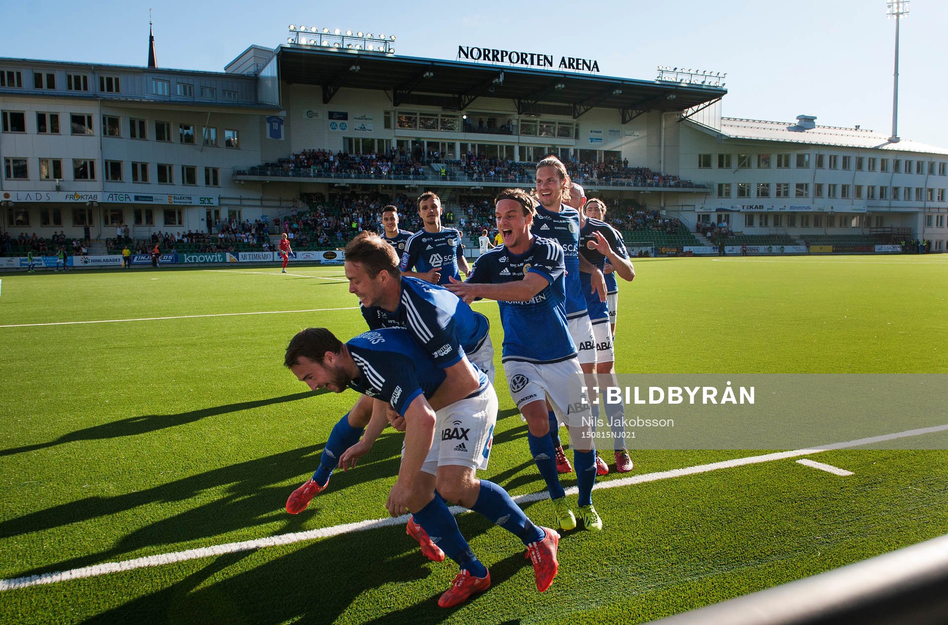Sundsvalls Rúnar Már Sigurjónsson har gjort 1-0 och